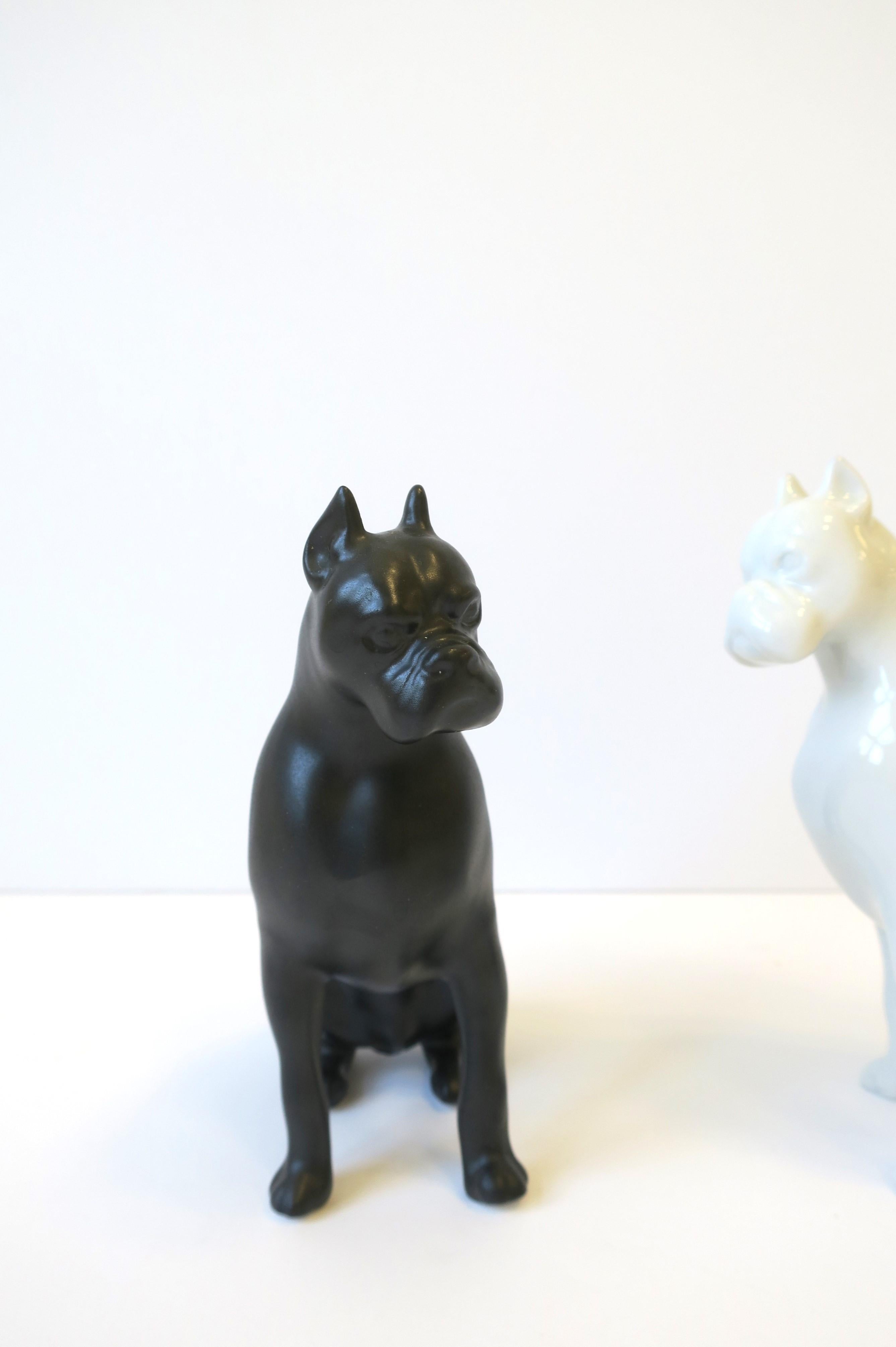 Paire de chiens italiens en porcelaine noire et blanche de Royal Dux Bohemia en vente 5