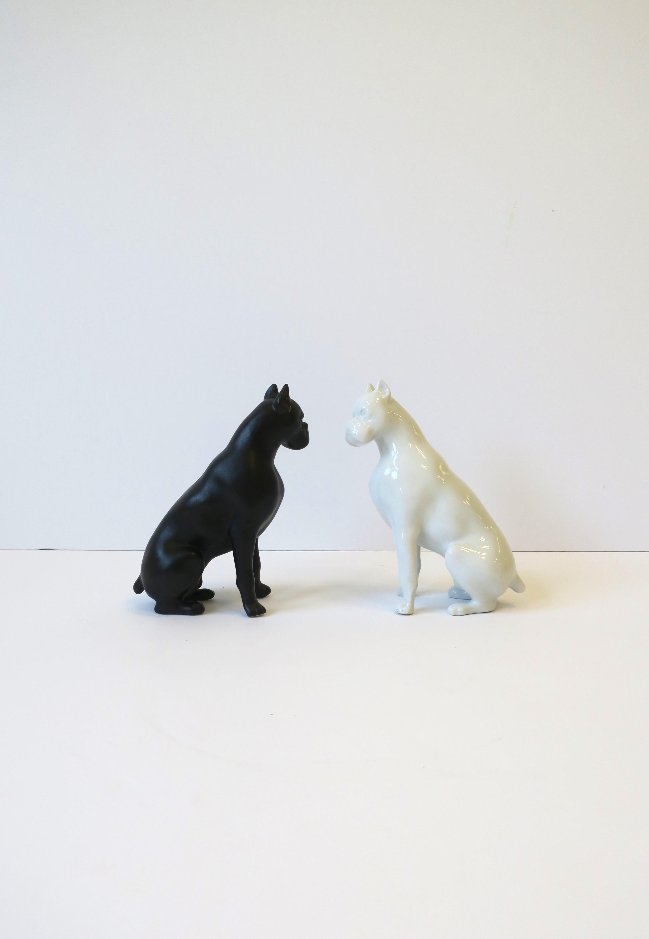 Magnifique paire/ensemble de sculptures de chiens en porcelaine italienne noire et blanche, objets décoratifs de Royal Dux Bohemia, vers le milieu du XXe siècle, Tchécoslovaquie. Une belle paire en porcelaine noire et blanche ; le chien noir a une
