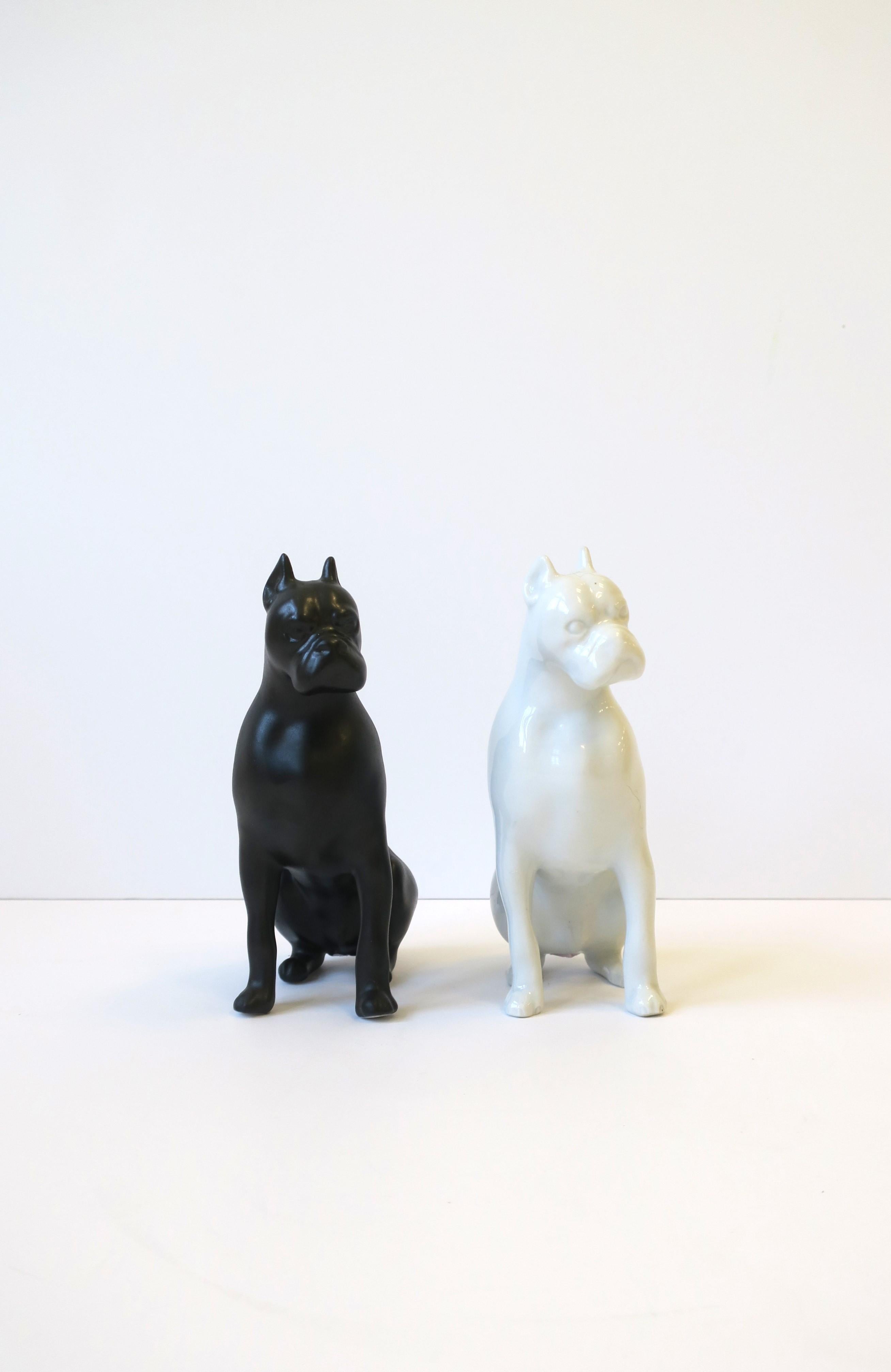Tchèque Paire de chiens italiens en porcelaine noire et blanche de Royal Dux Bohemia en vente