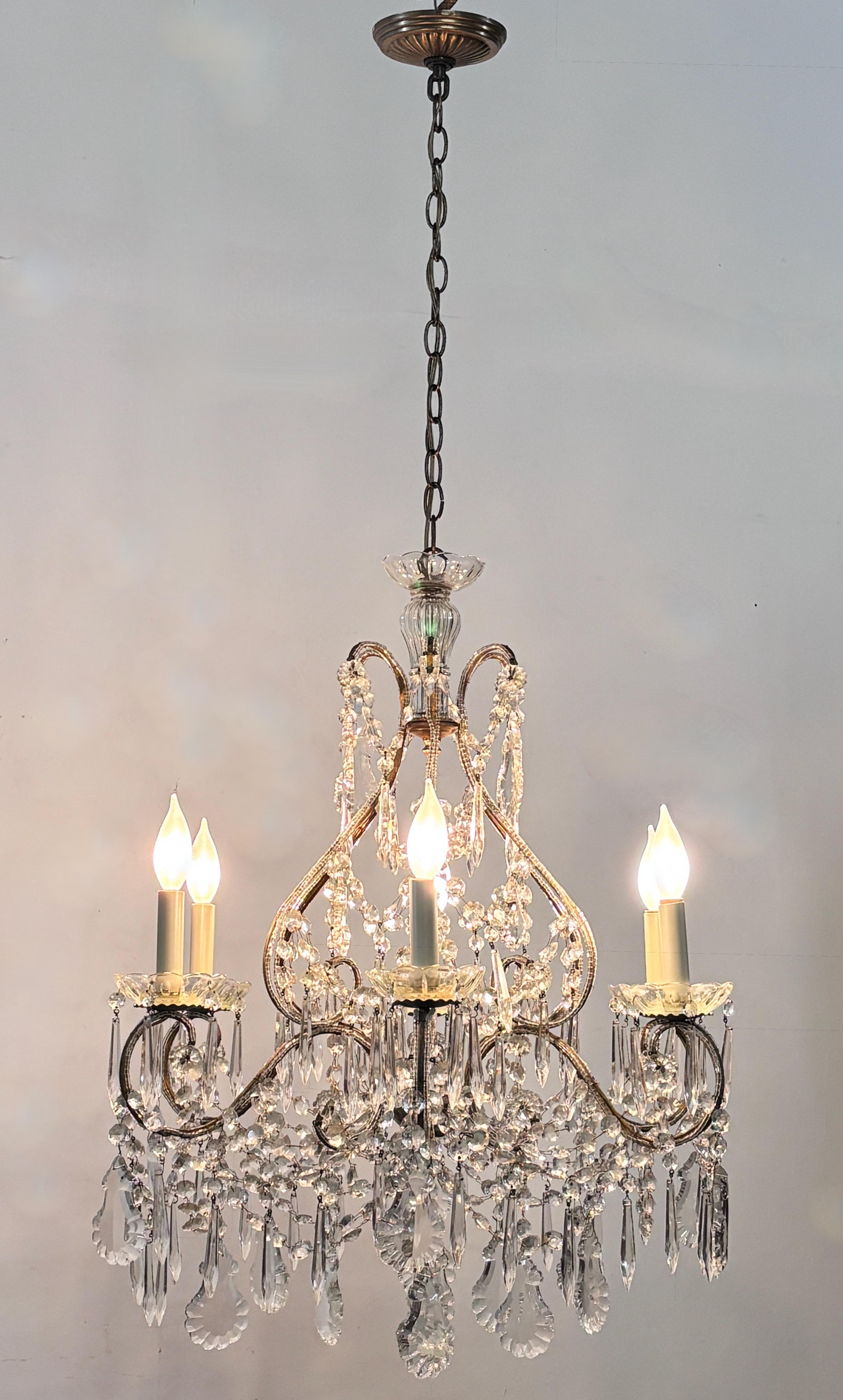 Un lustre suspendu à double perle en verre et en cristal dégage une élégance intemporelle qui capture l'essence d'un charme luxueux. Orné de perles de verre fabriquées à la main et de pendentifs en cristal de qualité.
La longueur, y compris la