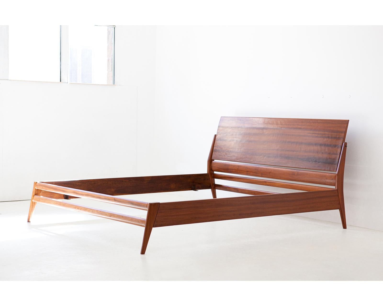 A midcentury modern double bed frame , designed and manufactured in Italy by Silvio Cavatorta Roma during 1950s.

Elegant with modern lines.

Fully restored

Measures:
Internal: 166cm width x 192cm depth.