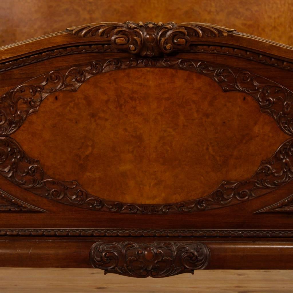 Italian Double Bed in Carved Walnut, Burl Walnut and Burl Elm from 20th Century In Good Condition In Vicoforte, Piedmont