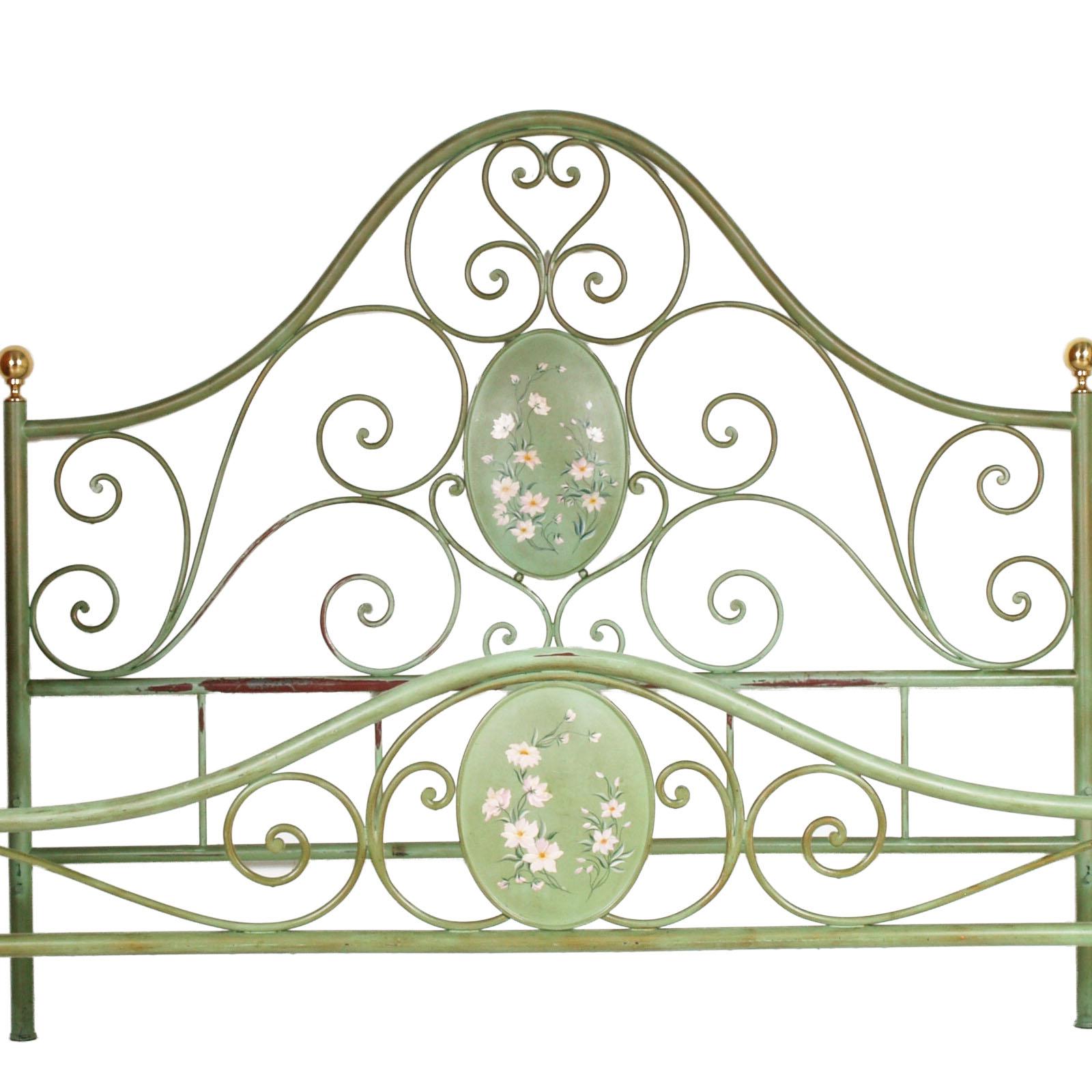 Early 20th century Italian double bed, green antiqued painted & hand-decorated in iron and brass parts. Art Nouveau style, in good conditions.

Measures cm: H 85\154, W 180, D 208.
