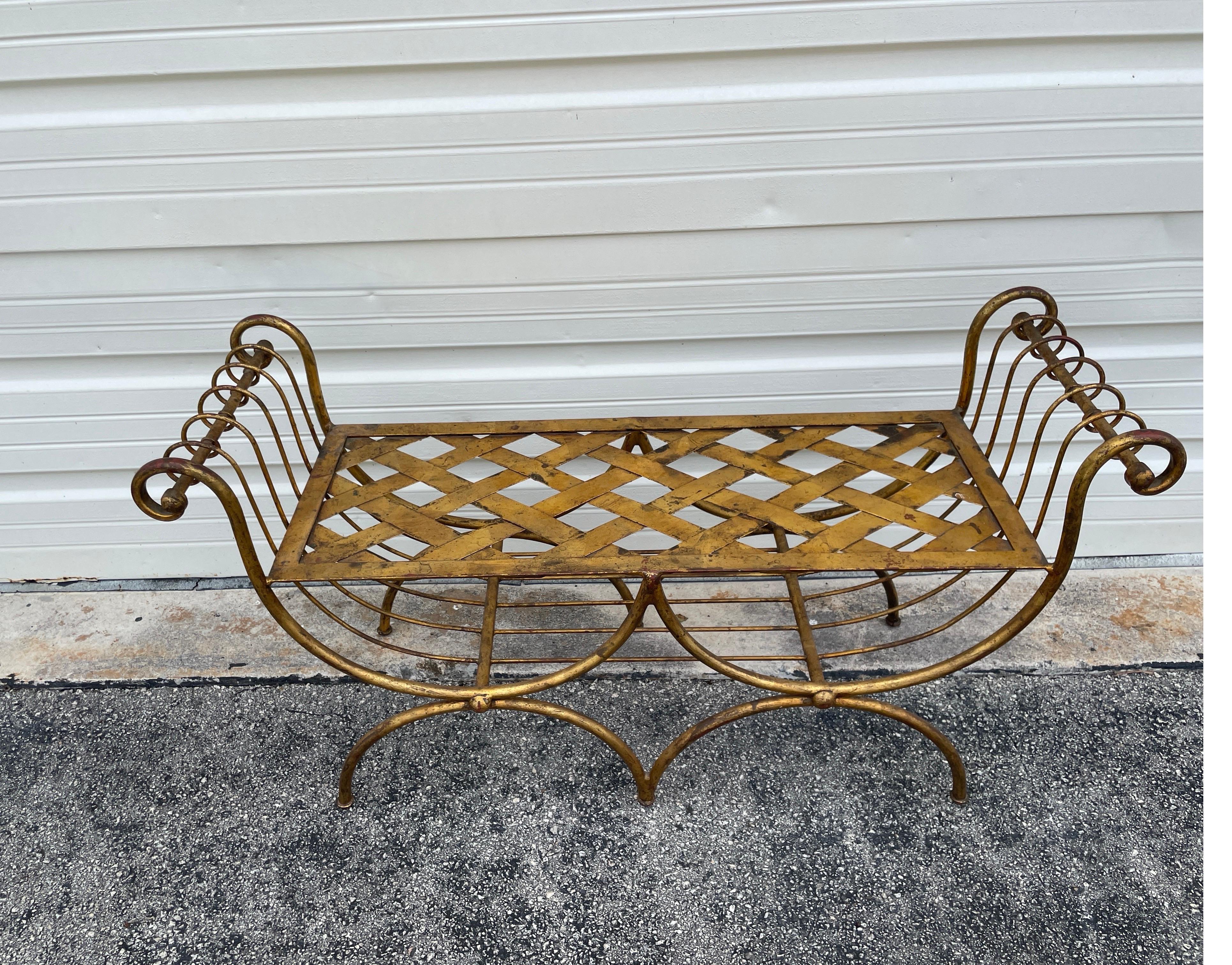 Vintage By By, banc à double curule en fer doré dans le style Hollywood Regency.