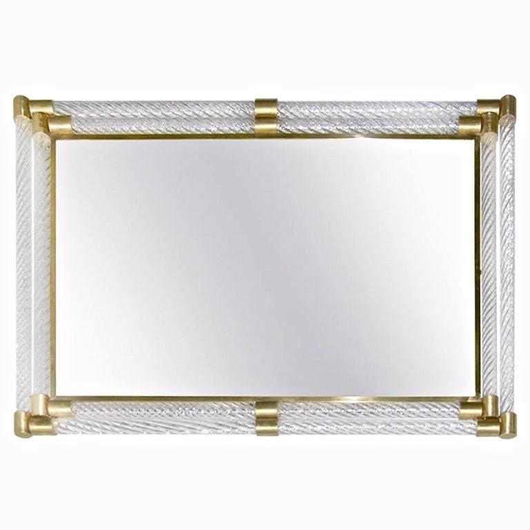 Specchio organico italiano su misura in stile Art Deco, interamente realizzato a mano. La lastra centrale è bordata in ottone e circondata da tubi in vetro di Murano cristallino ritorti nello stile di Barovier, racchiusi in angoli in ottone lavorati