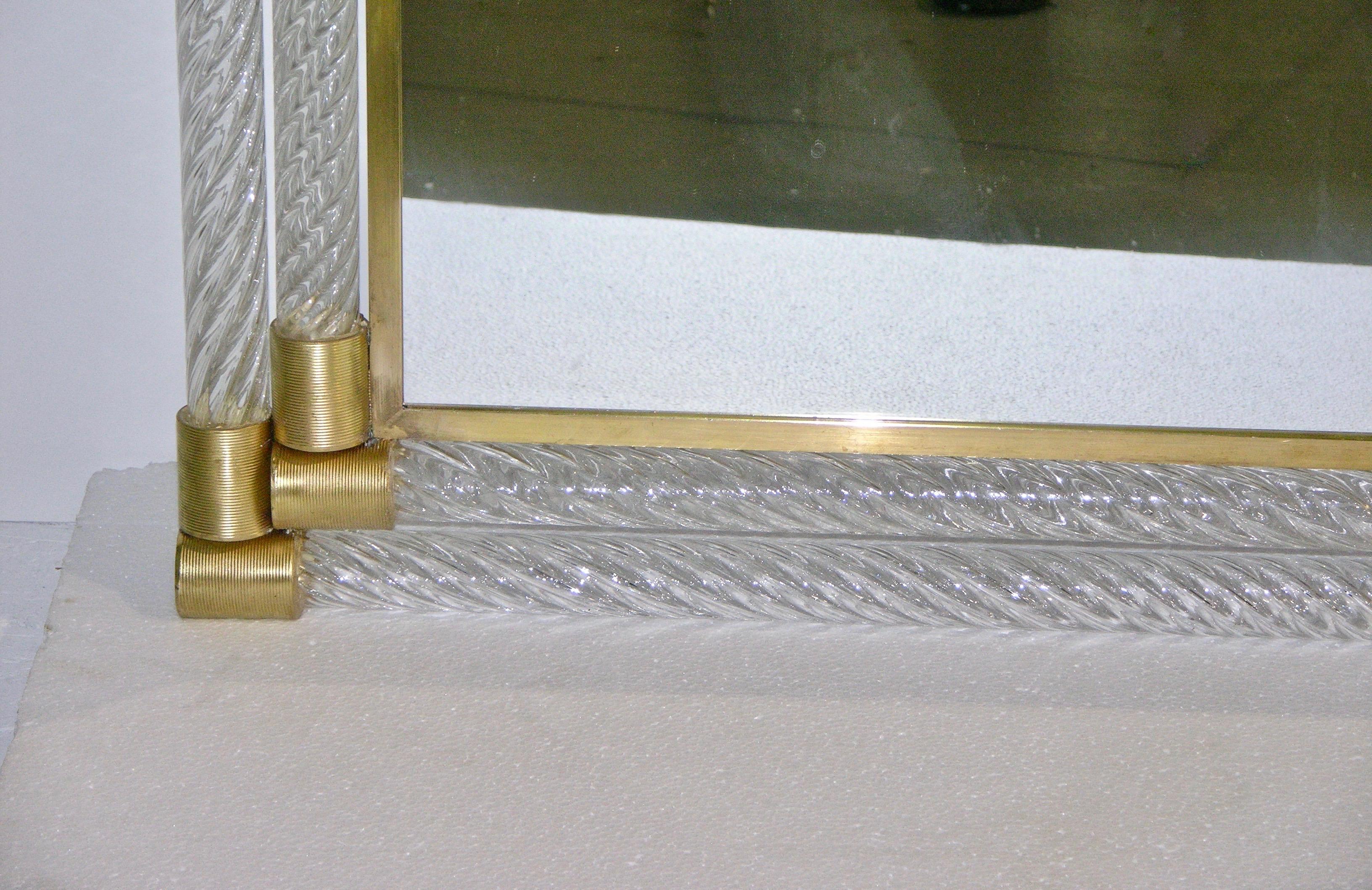 Italienischer Spiegel mit doppeltem Rahmen aus gedrehtem Kristall-Muranoglas mit Gold-Messing-Akzenten im Zustand „Neu“ im Angebot in New York, NY