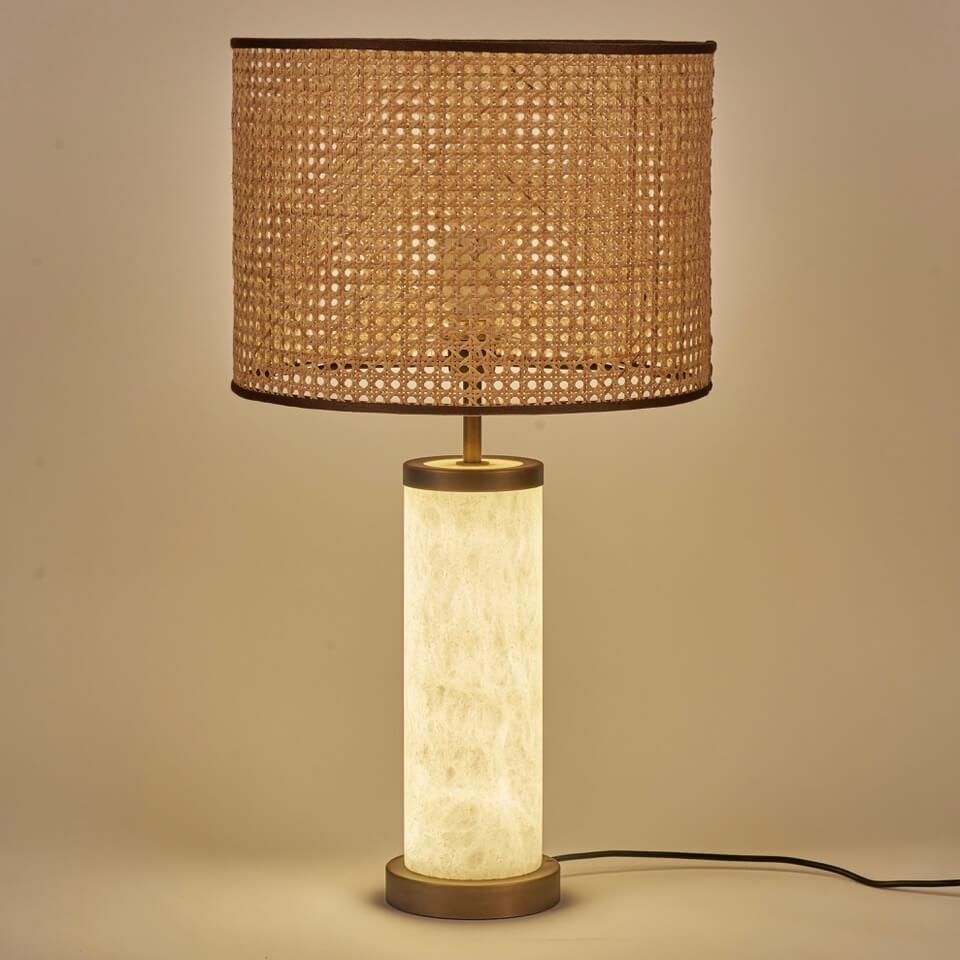 Ce modèle particulier de lampe de table offre la combinaison du cylindre en albâtre rétroéclairé et de l'abat-jour en paille tressée qui crée une atmosphère unique et invitante et apporte une touche de nature et de chaleur à tout espace. La lumière