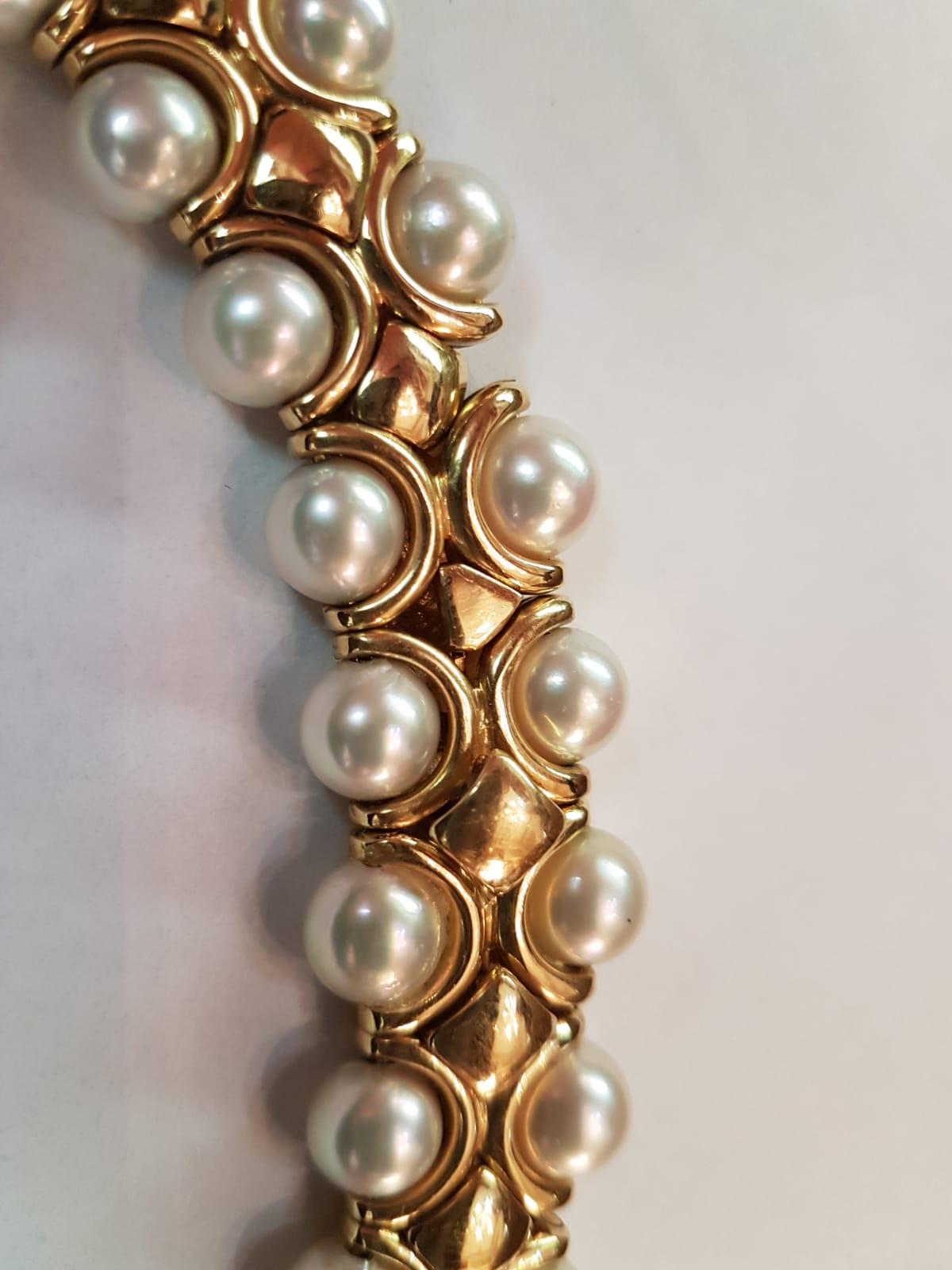 This Fantastic Choker Necklace Features Oriental Pearls of 7mm Diameter in a Unique 18Kt Yellow Gold Setting. This is a very elegant understated necklace.


