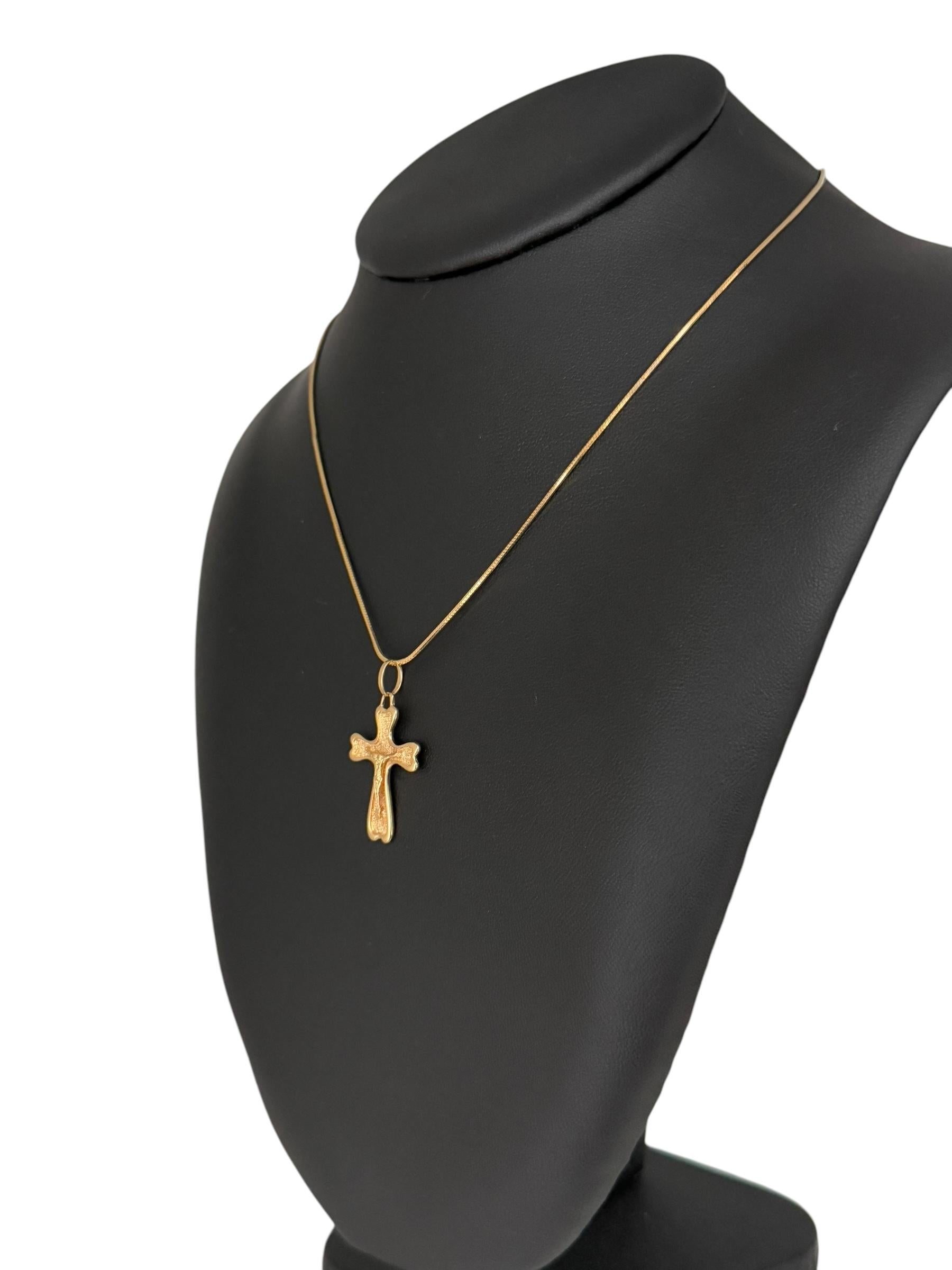 Crucifix italien à double face en or jaune en vente 5