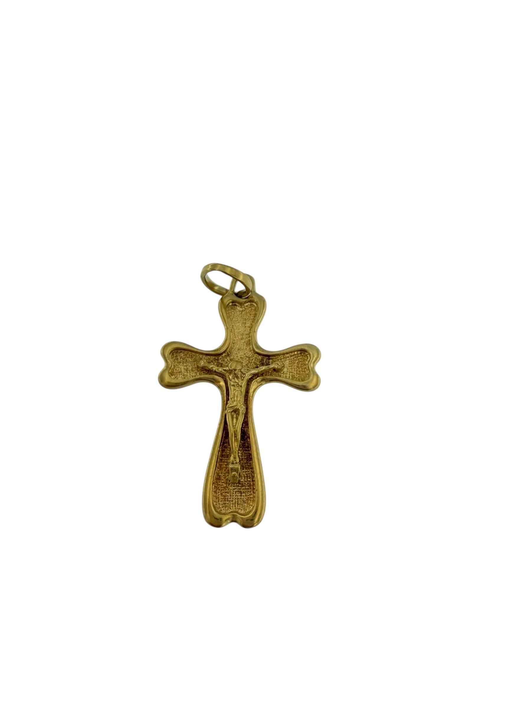 Ce crucifix italien à double face est une pièce magnifiquement réalisée en or jaune 18 carats, qui témoigne d'une polyvalence et d'un savoir-faire exceptionnels. L'une des faces présente un relief finement détaillé du corps de Jésus, tandis que le