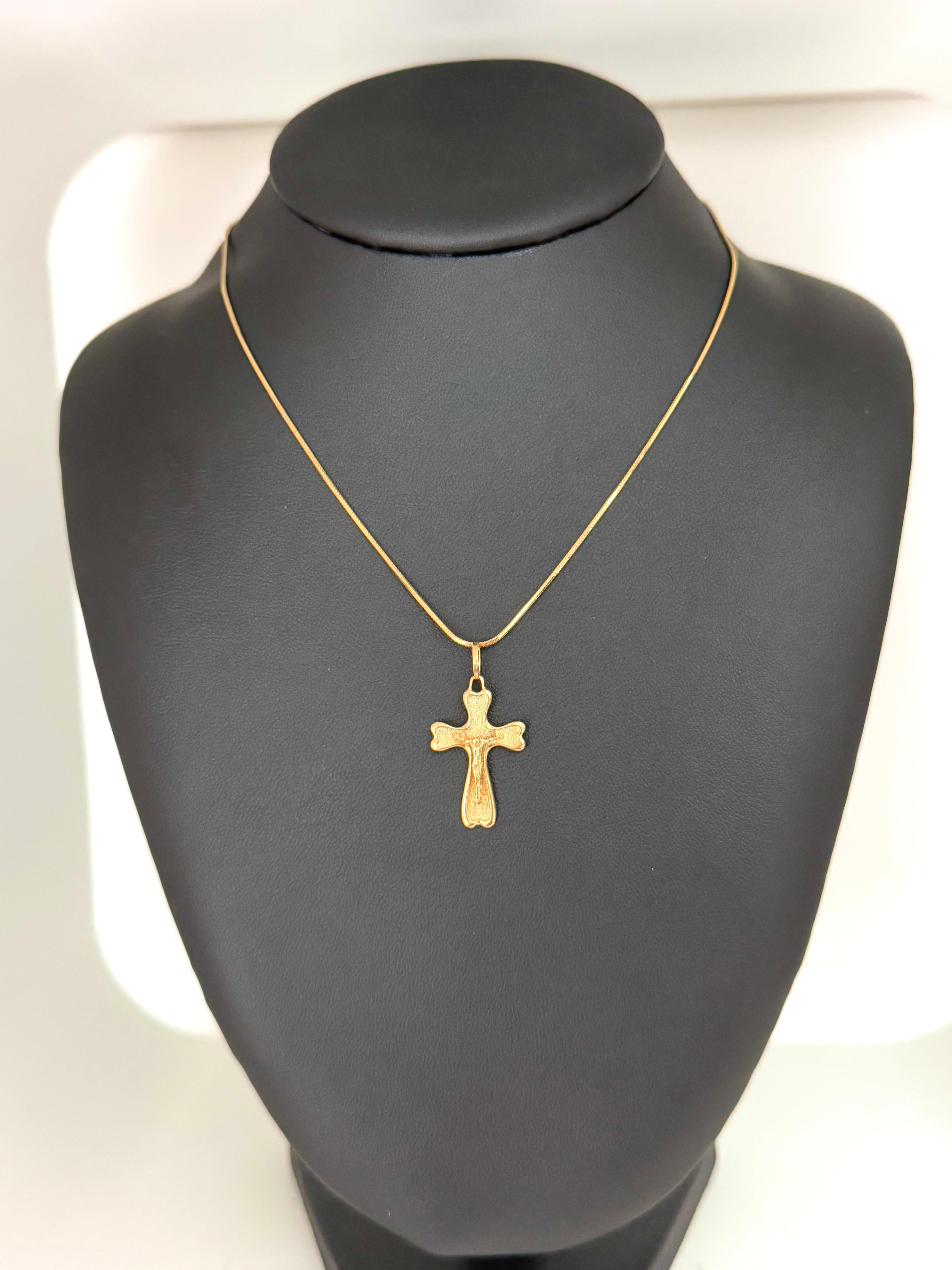 Crucifix italien à double face en or jaune en vente 1