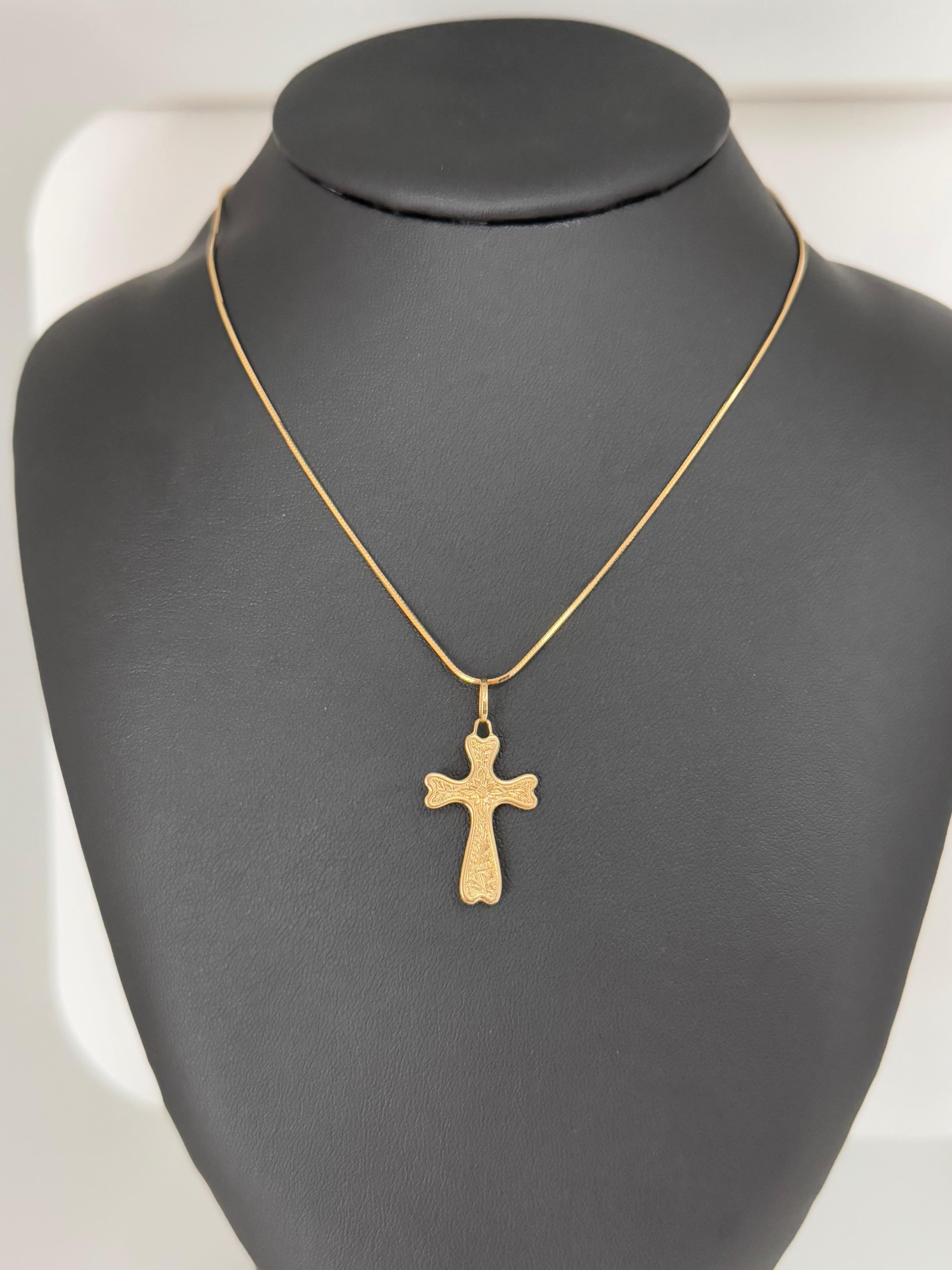 Crucifix italien à double face en or jaune en vente 2