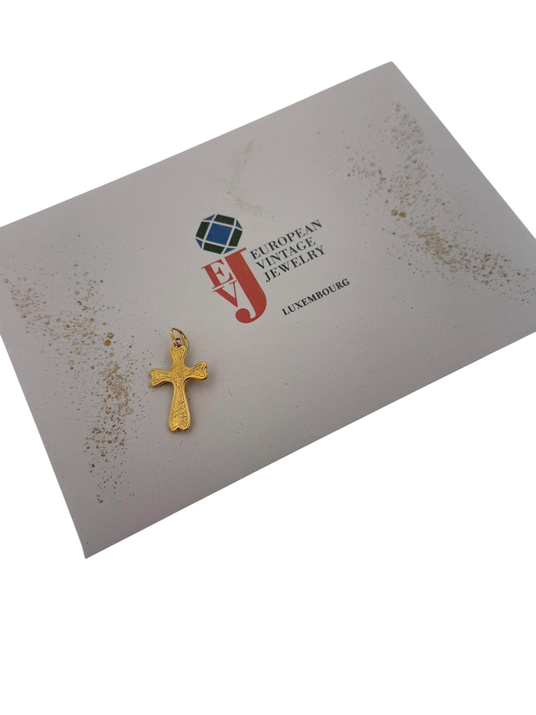 Crucifix italien à double face en or jaune en vente 3
