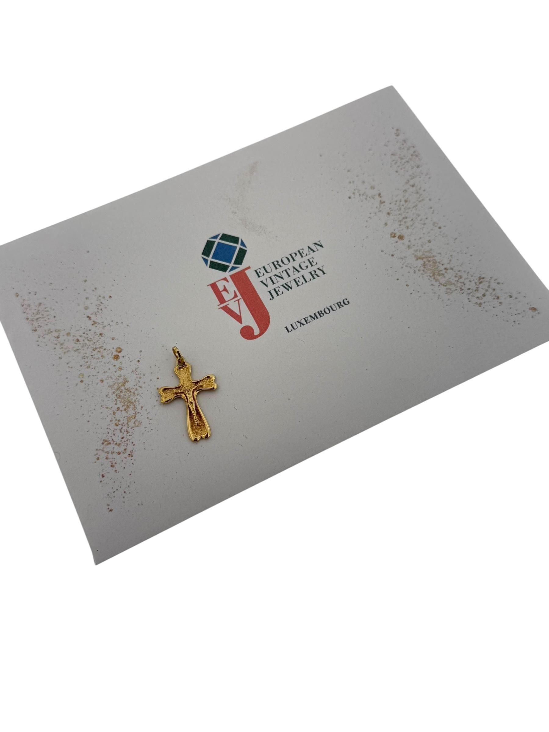Crucifix italien à double face en or jaune en vente 4