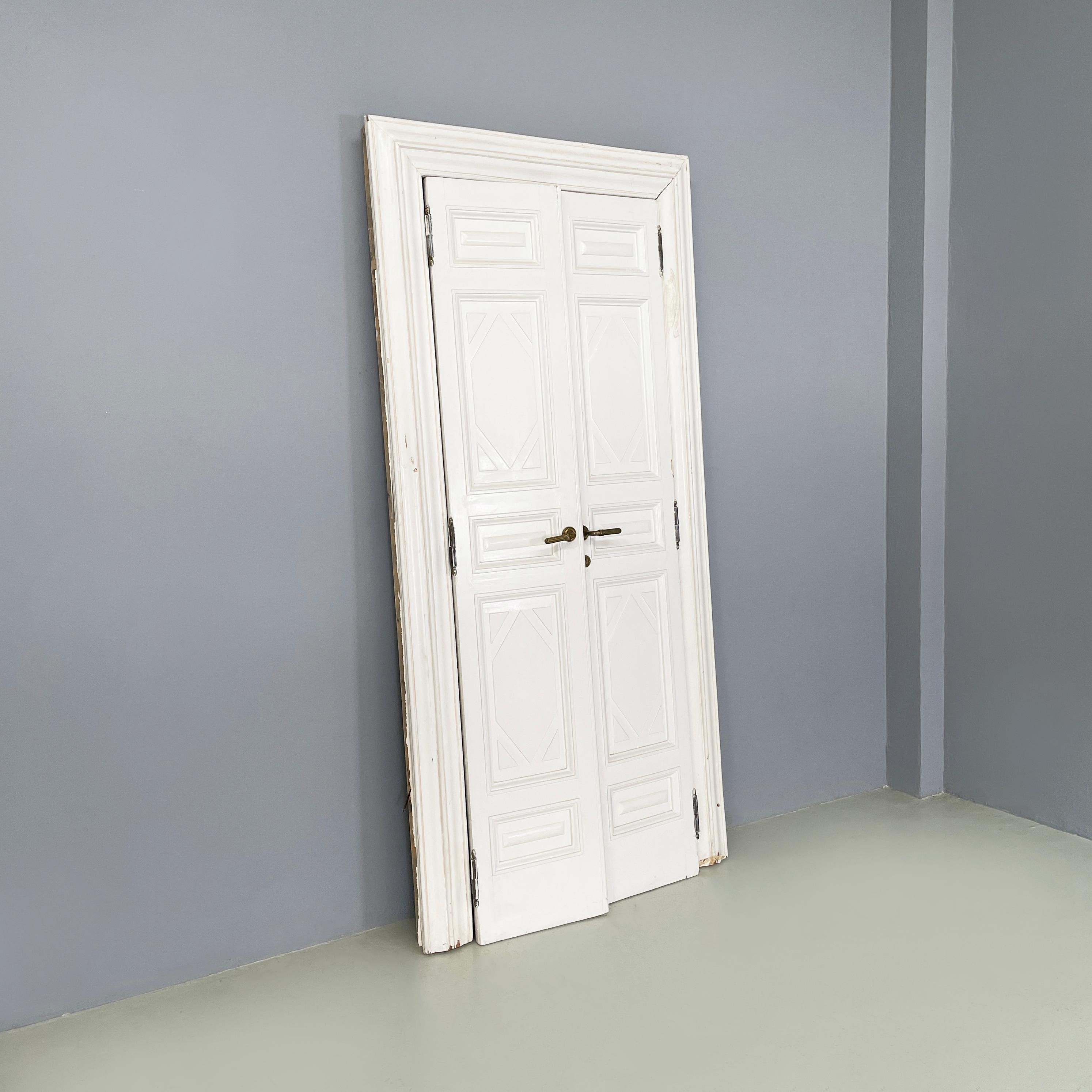 Italiano  Puerta de doble batiente totalmente de madera blanca, principios del siglo XX
Puerta batiente doble totalmente de madera pintada de blanco. Las dos puertas decoradas con motivos geométricos presentan un par de tiradores de latón finamente
