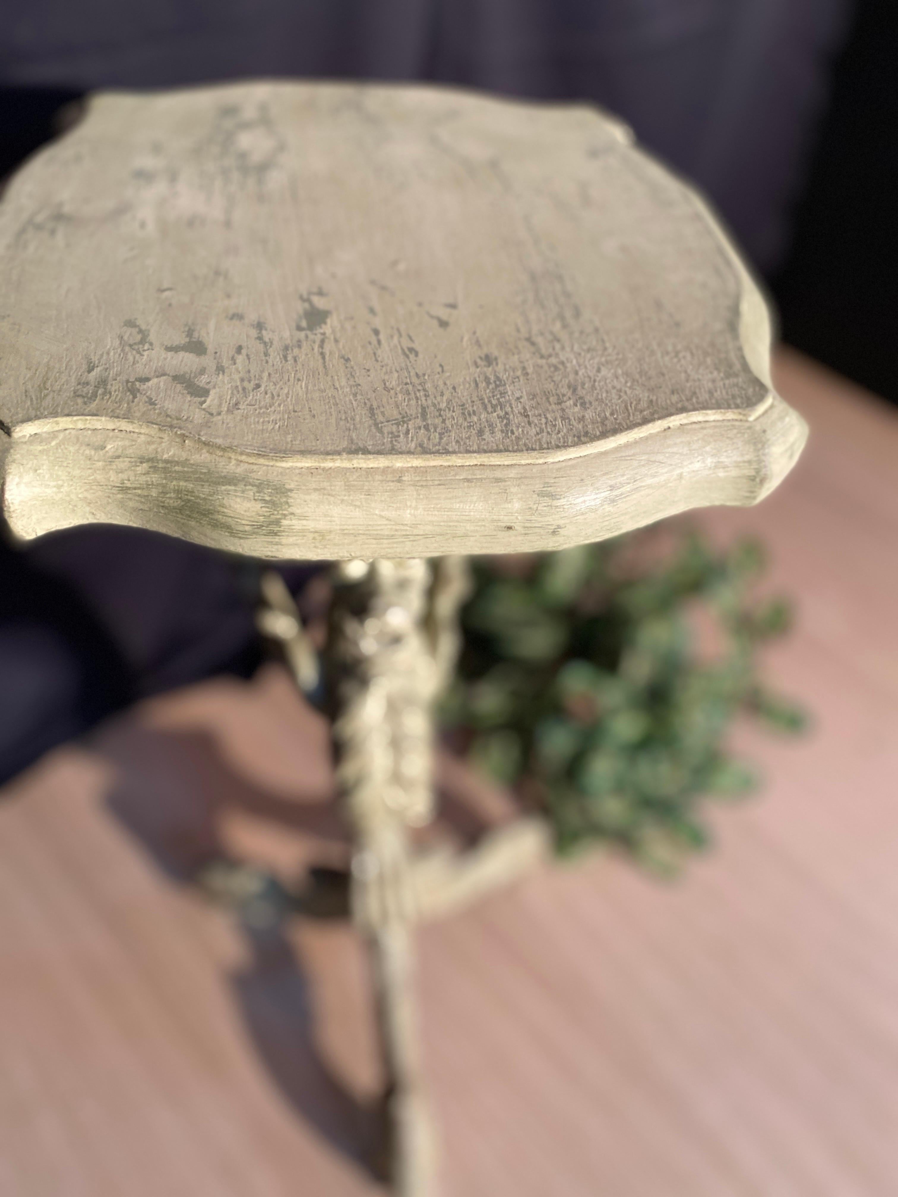 Italian dragon pedestal table with patina dating from the 19th century  In Excellent Condition For Sale In Somme-Leuze, BE