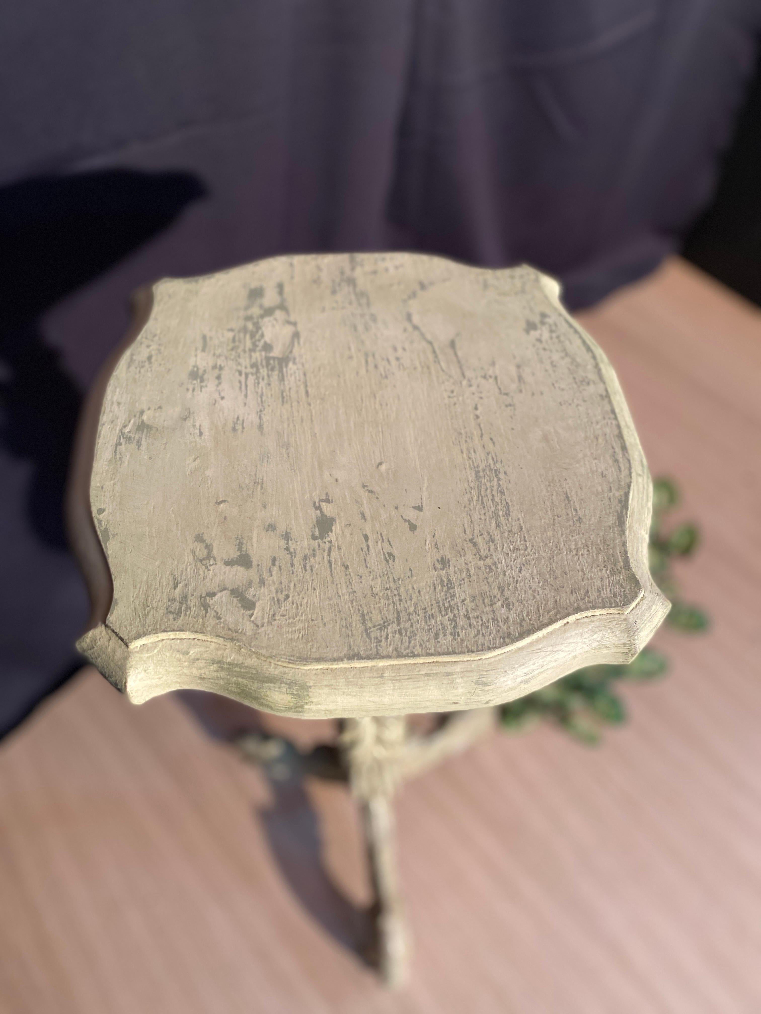 Paint Italian dragon pedestal table with patina dating from the 19th century  For Sale