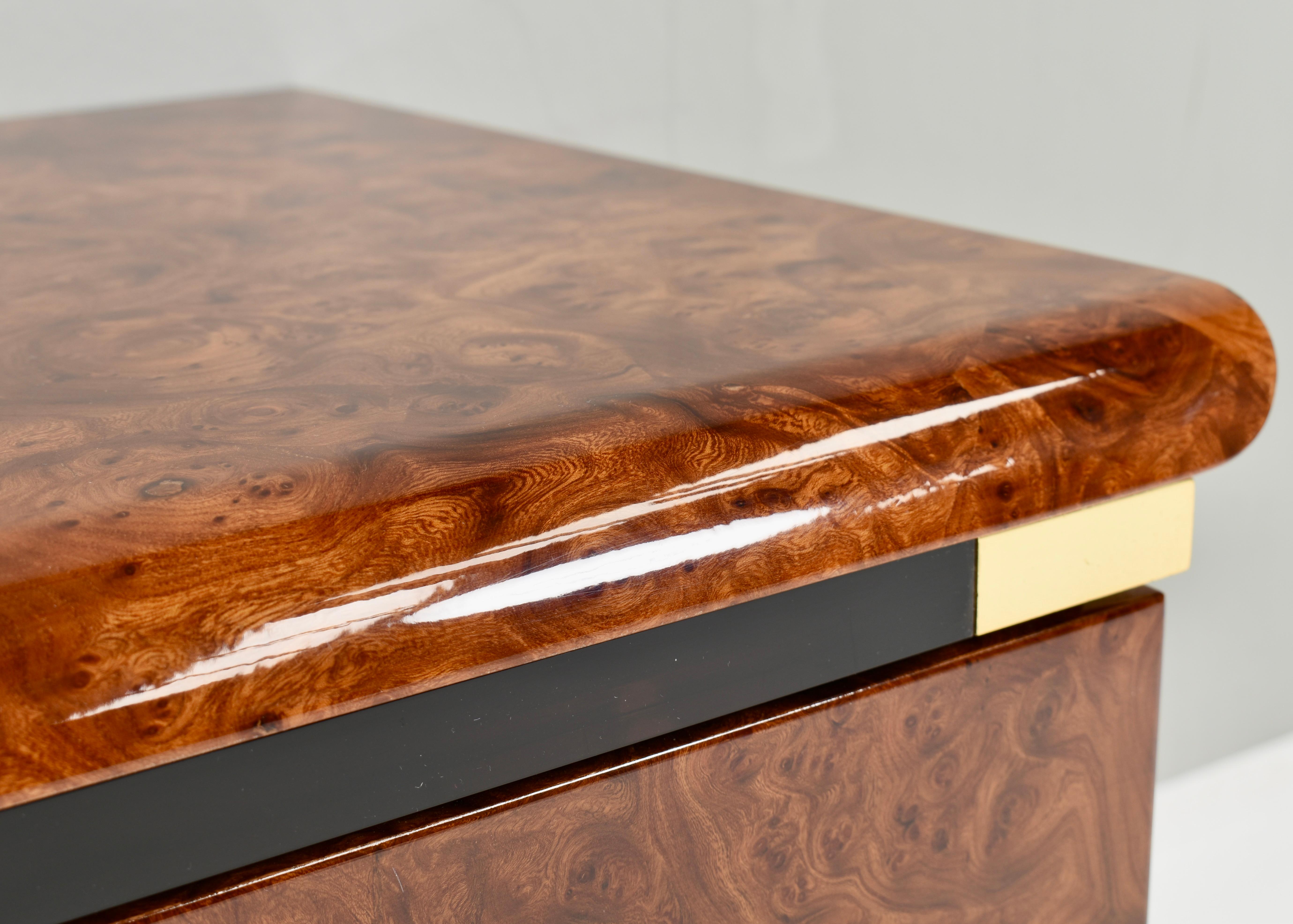 Credenza italiana a cassetti in radica e ottone lucido, Italia - Anni '70 in vendita 4