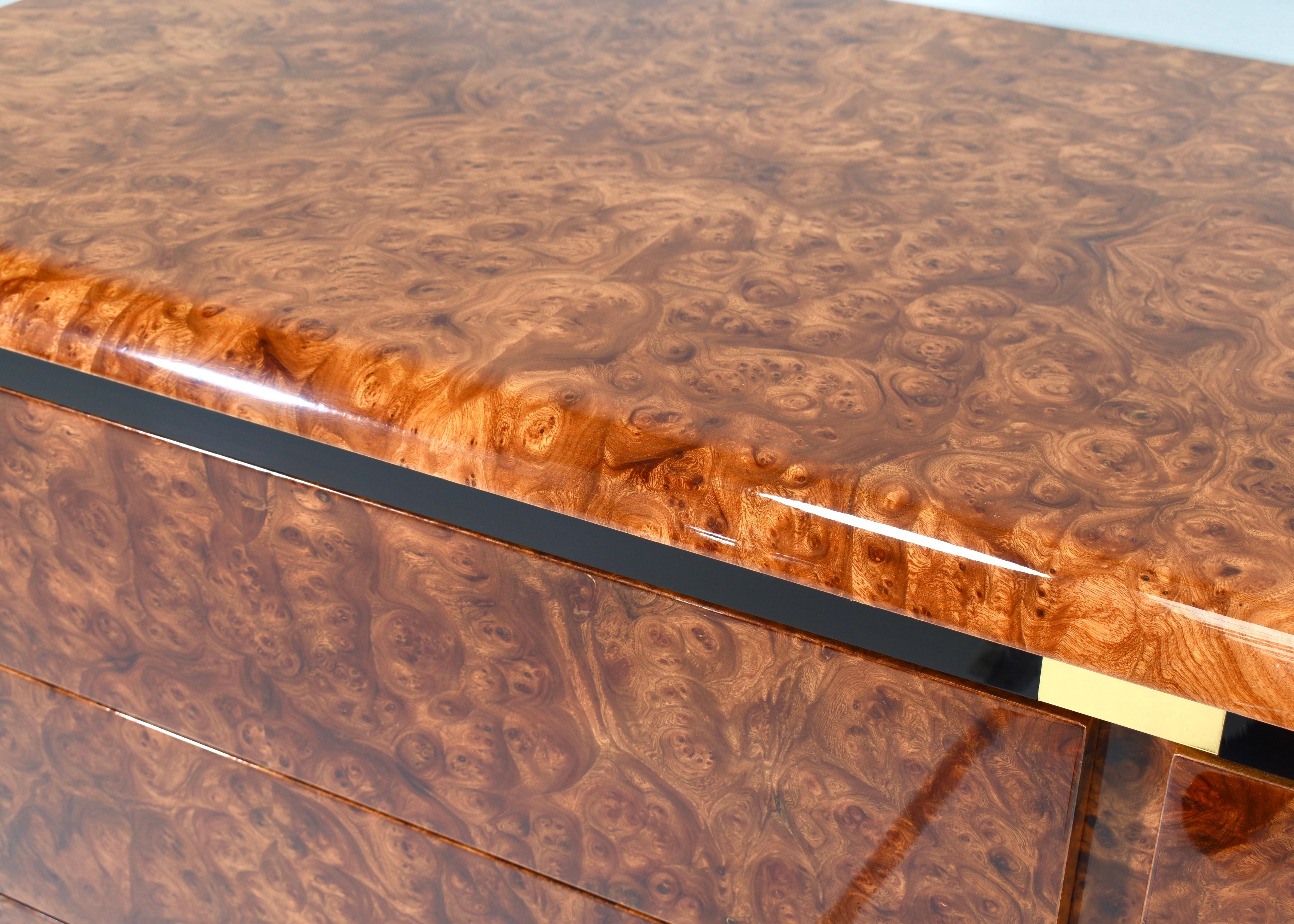 Credenza italiana a cassetti in radica e ottone lucido, Italia - Anni '70 in vendita 5