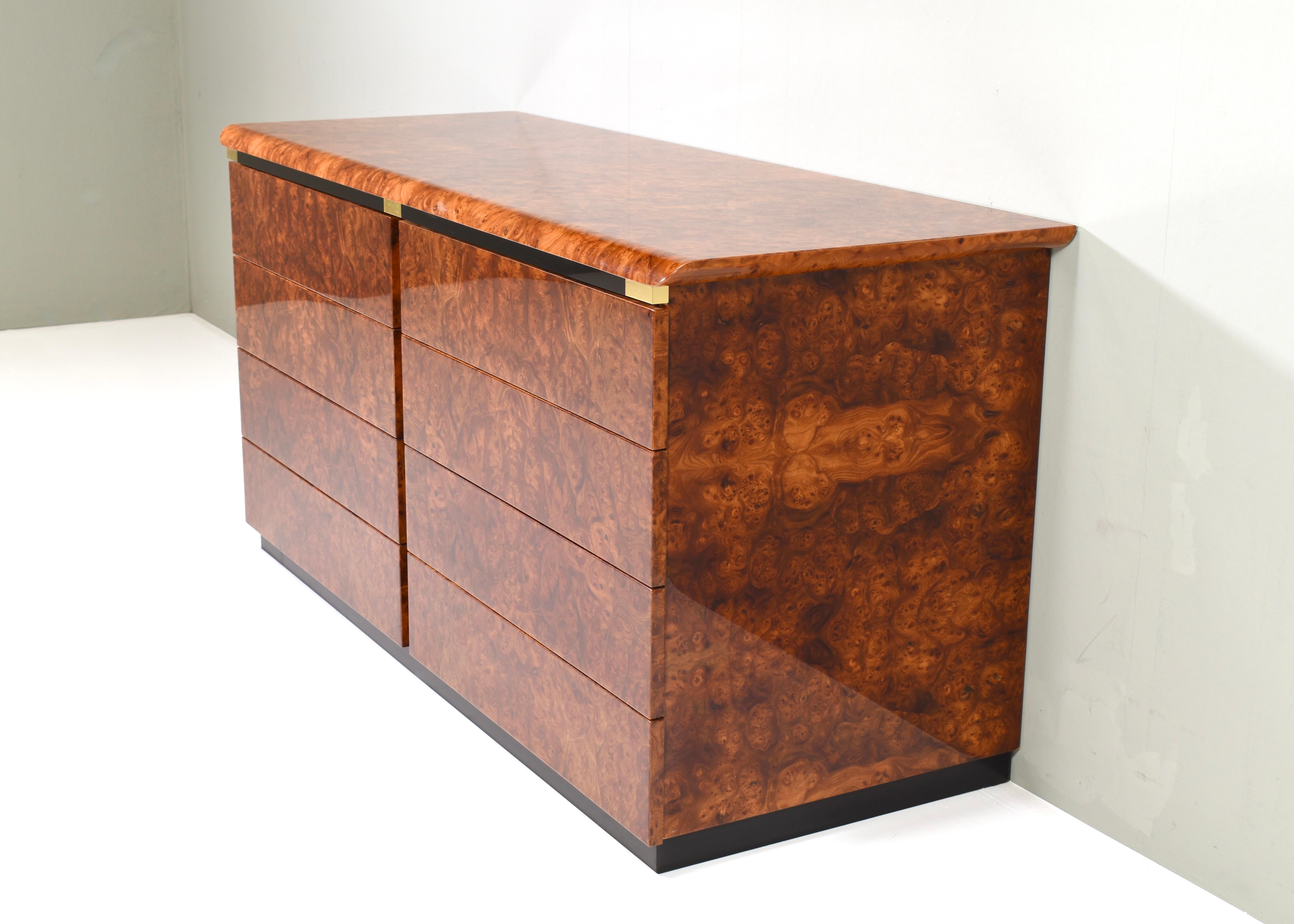 Mid-Century moderno Credenza italiana a cassetti in radica e ottone lucido, Italia - Anni '70 in vendita