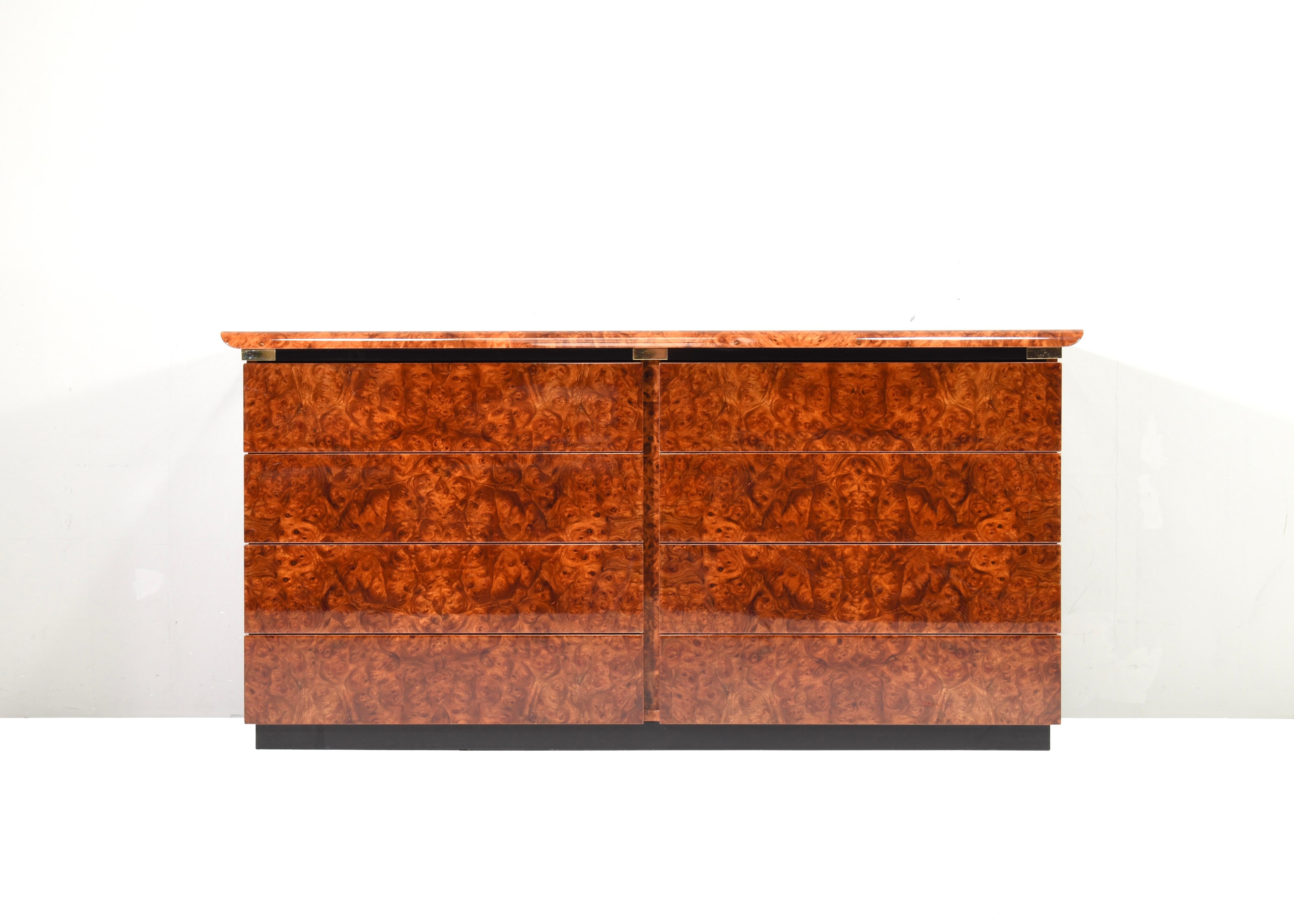 Italiano Credenza italiana a cassetti in radica e ottone lucido, Italia - Anni '70 in vendita