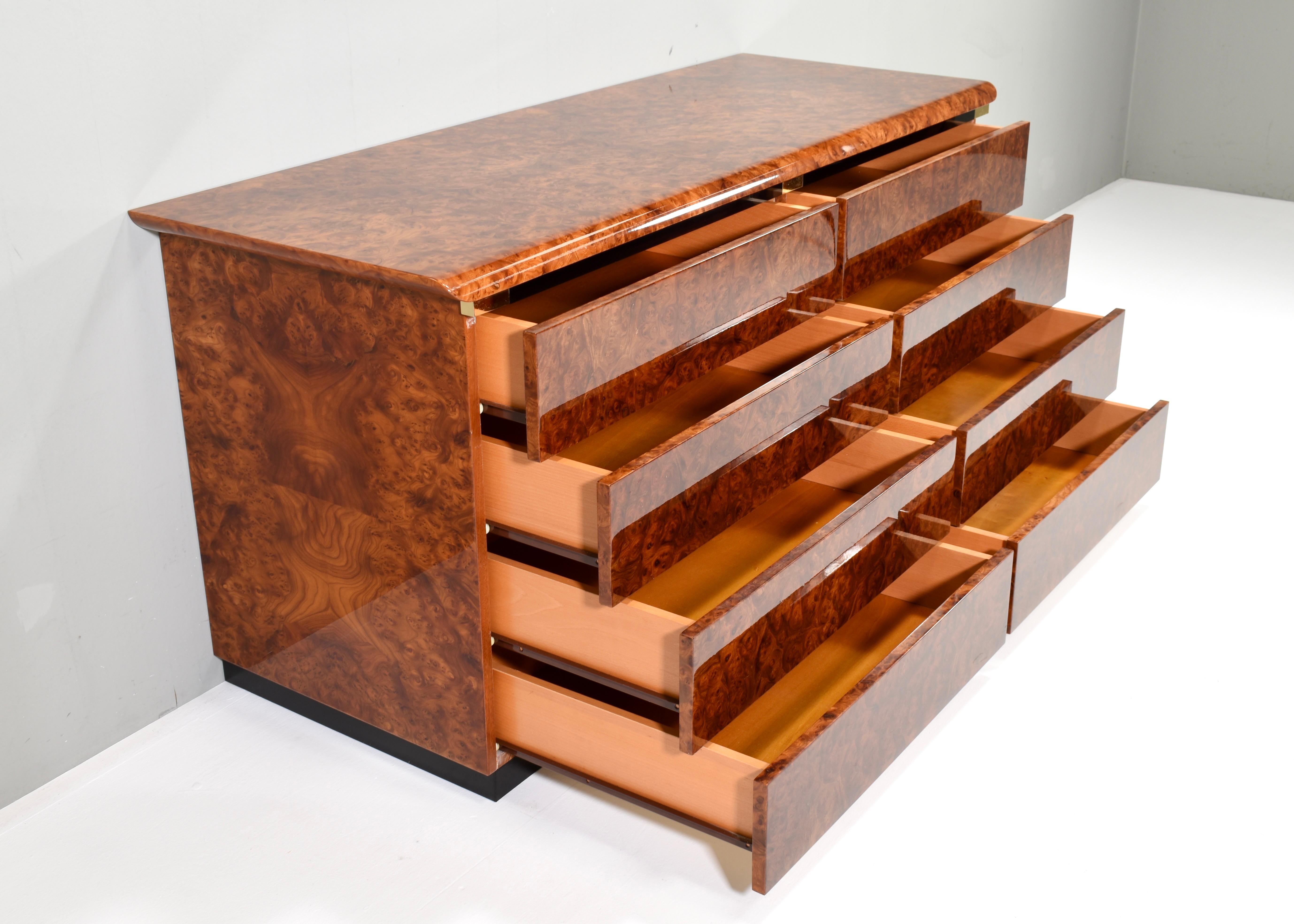 Credenza italiana a cassetti in radica e ottone lucido, Italia - Anni '70 In condizioni buone in vendita a Pijnacker, Zuid-Holland
