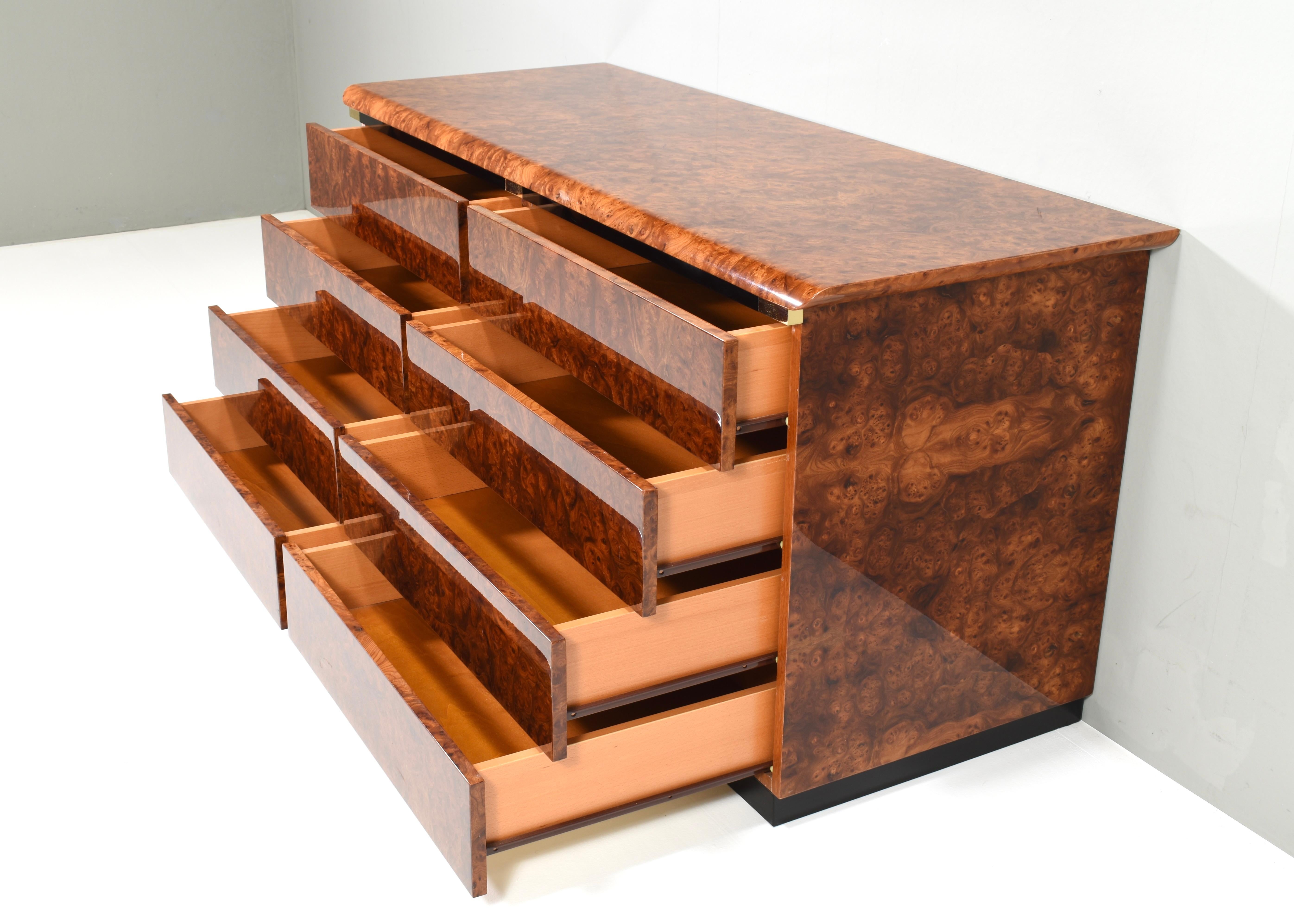 Fine XX secolo Credenza italiana a cassetti in radica e ottone lucido, Italia - Anni '70 in vendita