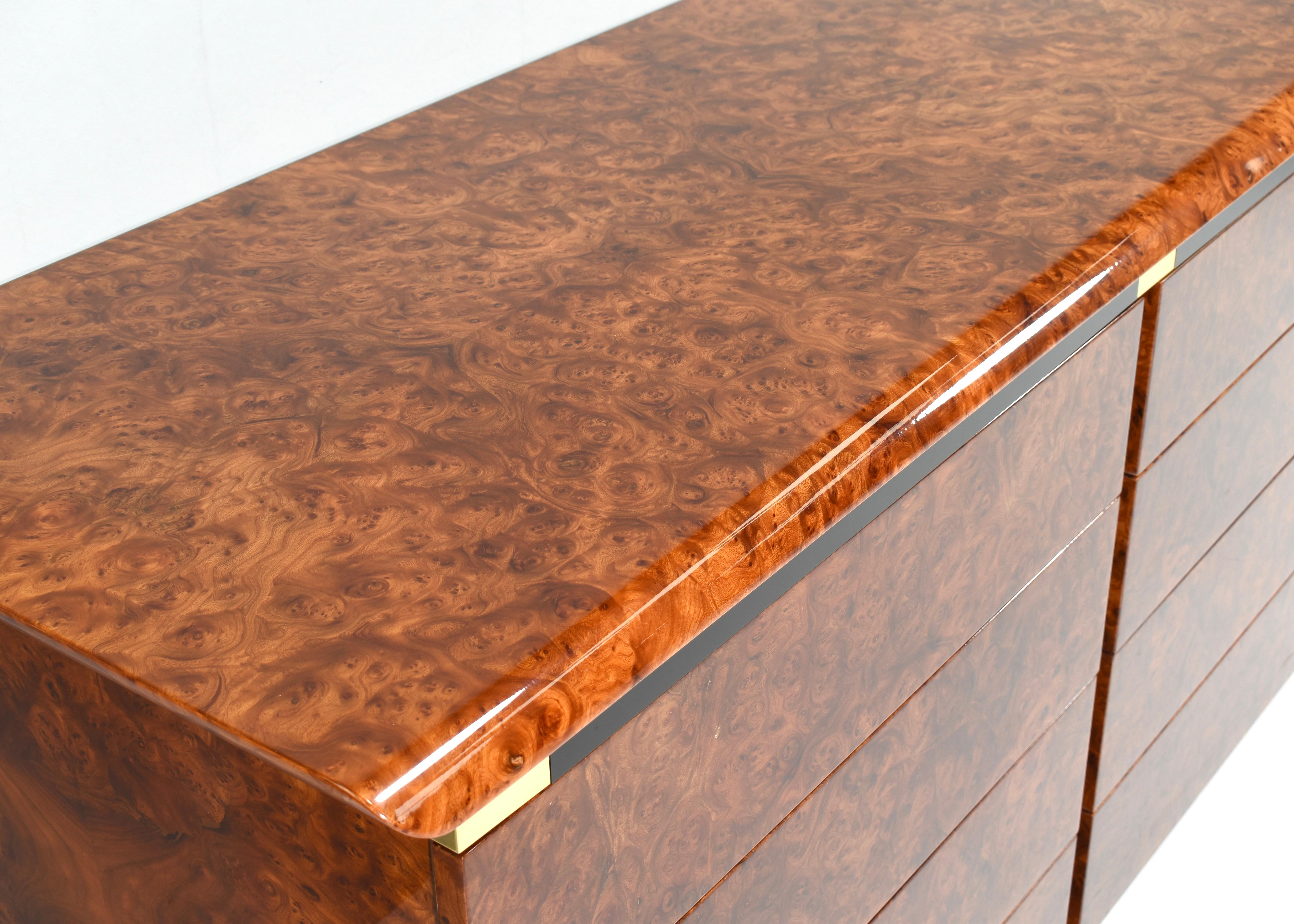 Ottone Credenza italiana a cassetti in radica e ottone lucido, Italia - Anni '70 in vendita