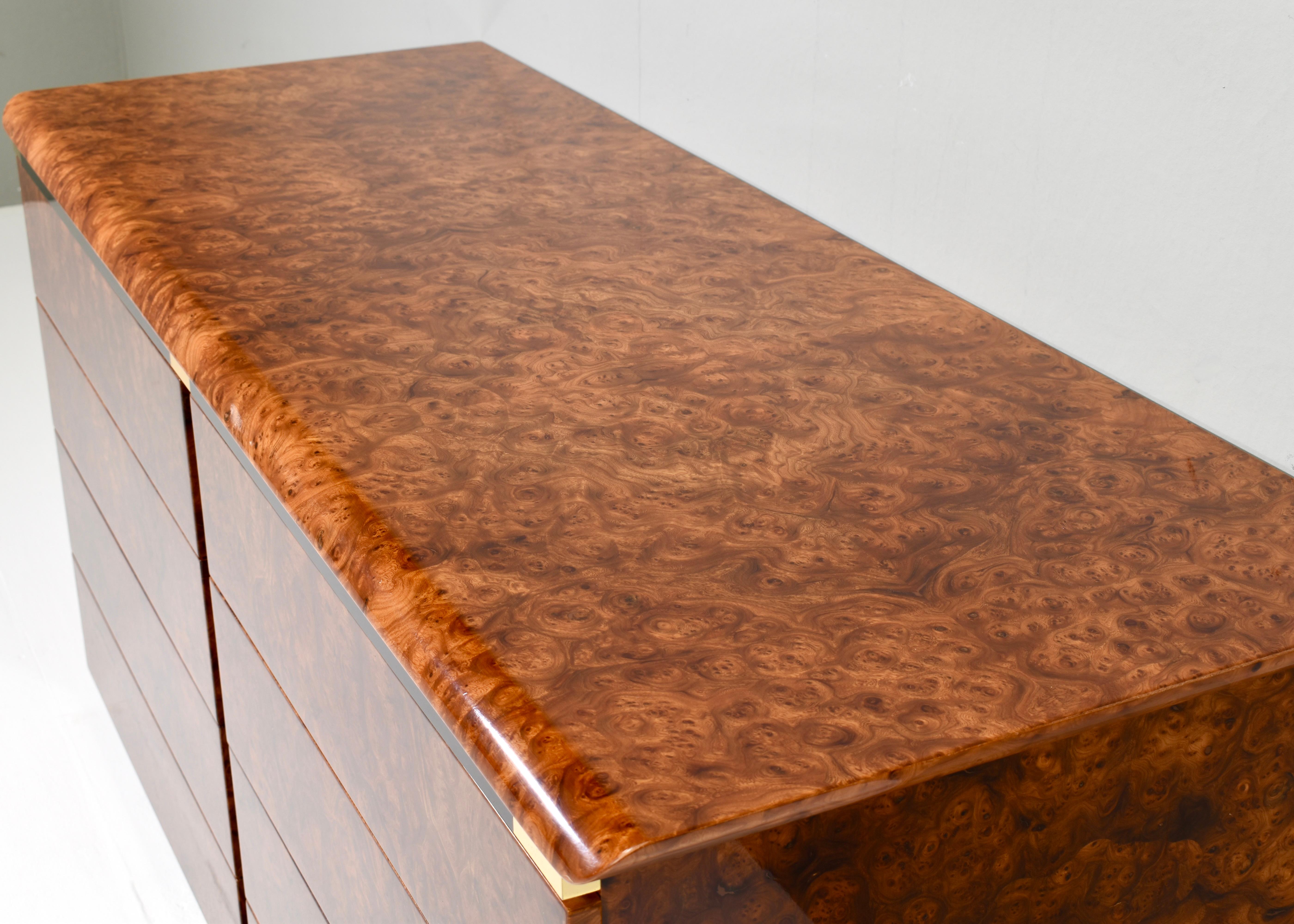Credenza italiana a cassetti in radica e ottone lucido, Italia - Anni '70 in vendita 1