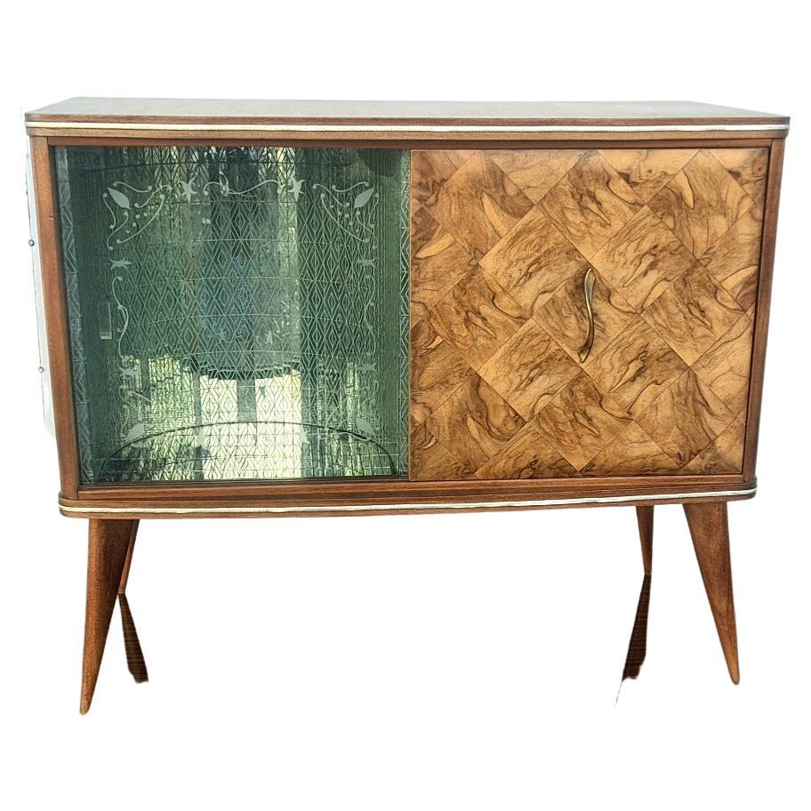 Italienische Trockenstange – Vitrine aus Holz, der Sockel ist aus Obstholz und die Seite aus Obstholz. Das Innere der Bar ist von Mosaikglas umgeben.
 