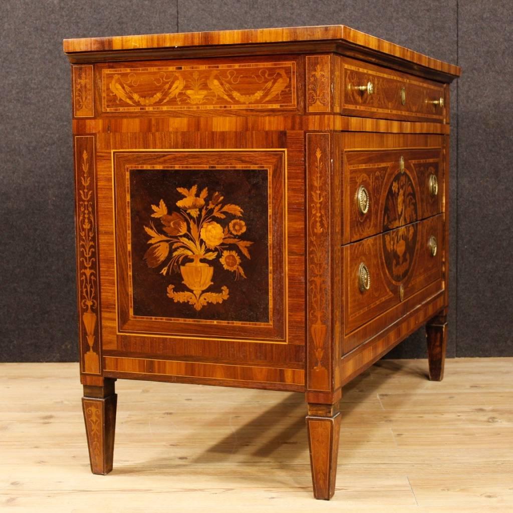 Italian chest of drawers from the mid-20th century. Louis XVI style furniture richly inlaid in various precious woods with floral and zoomorphic decorations. Dresser of great elegance and character with three frontal drawers of excellent capacity.