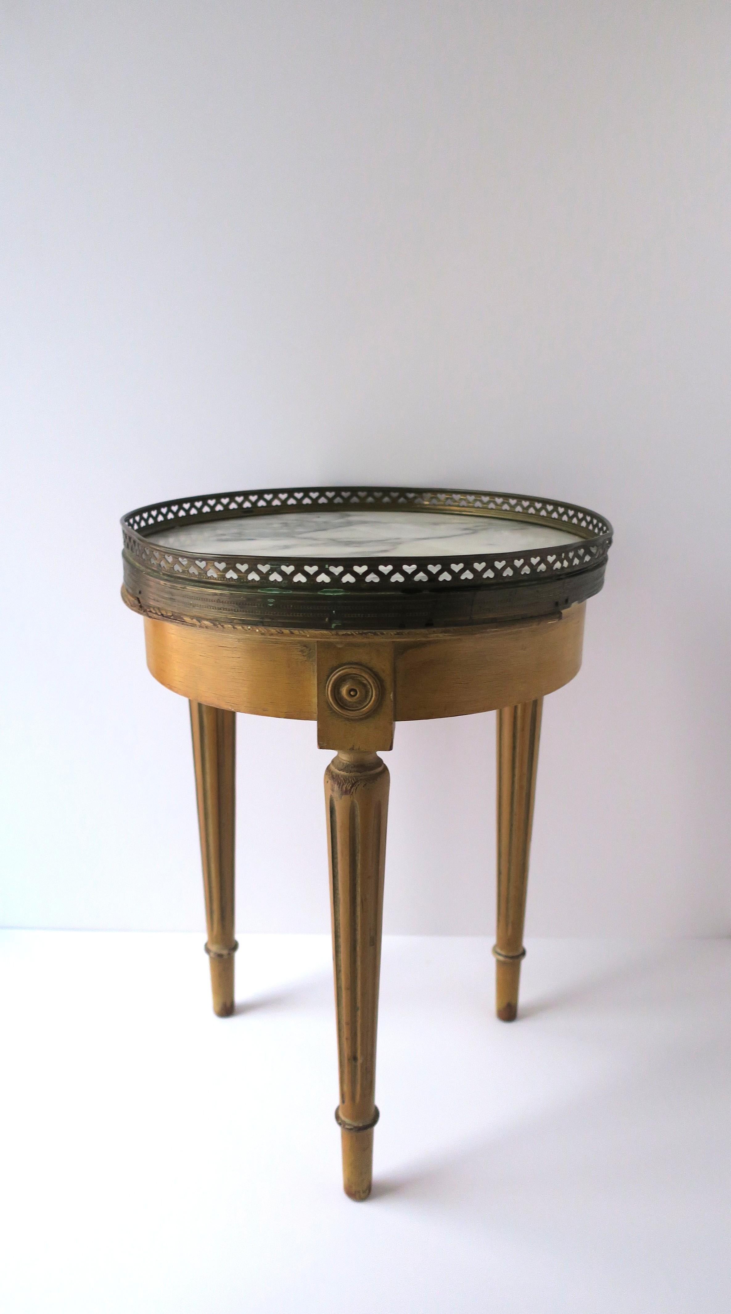 An Italian oak, marble and brass side drinks table, in the Neoclassical design style, circa mid-20th century, 1960s, Italy. Table has a Carrara marble top (white with black and grey veining), surrounded by a perforated brass gallery around edge,