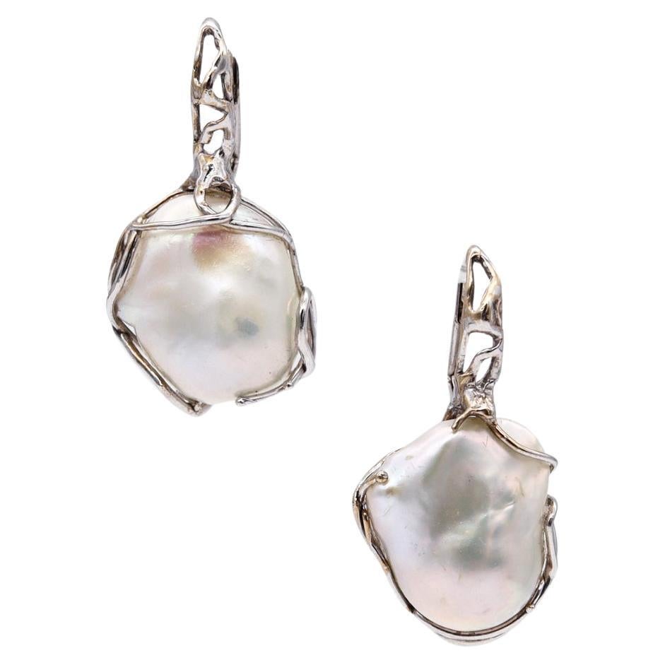 Pendants d'oreilles italiens en or blanc 18 carats avec perles blanches baroques