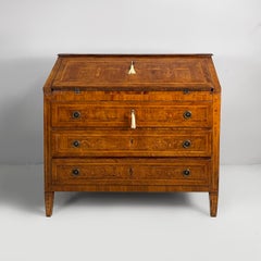 Italian drop-leaf chest of drawers in inlaid wood, 1700s