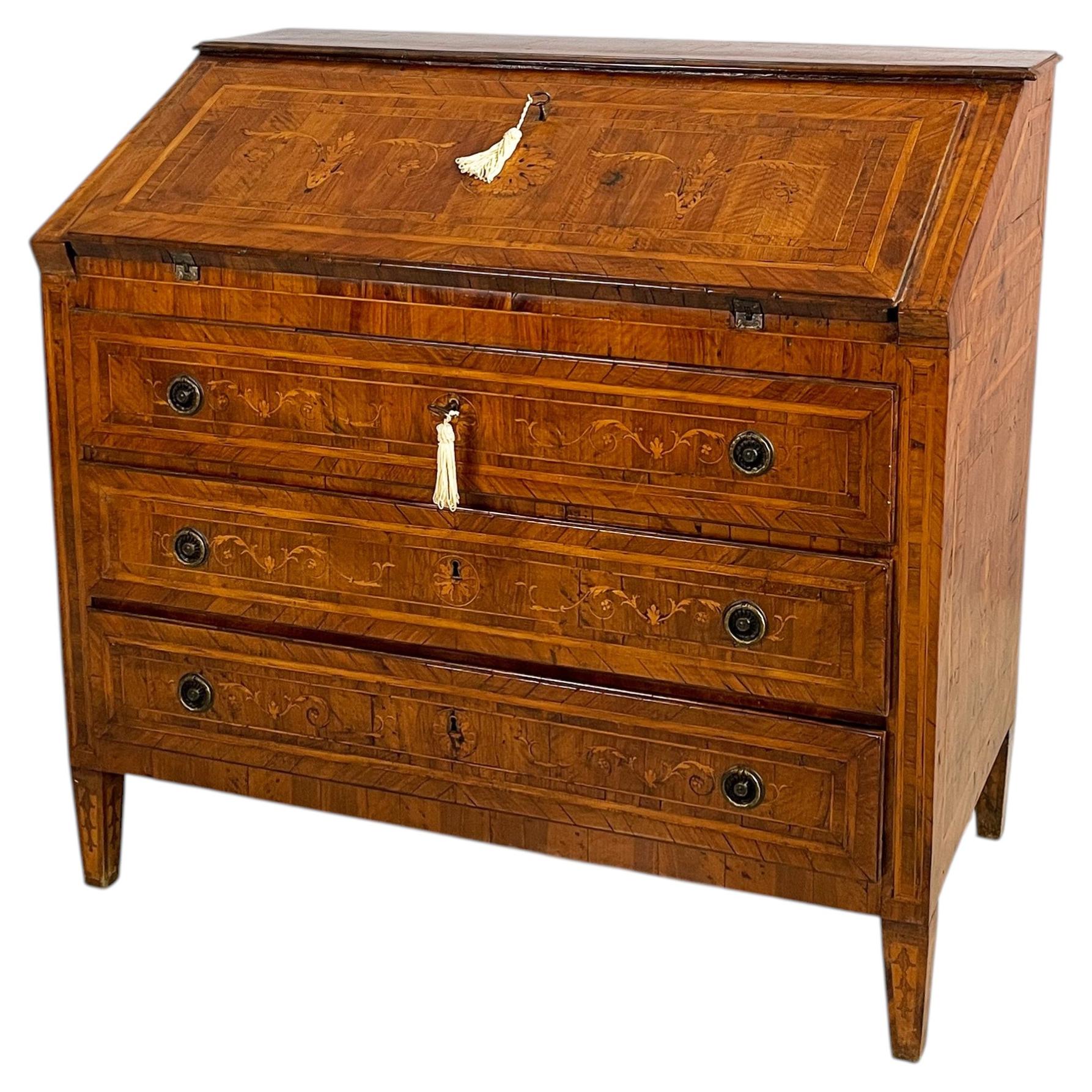 Italian drop-leaf chest of drawers in inlaid wood, 1700s