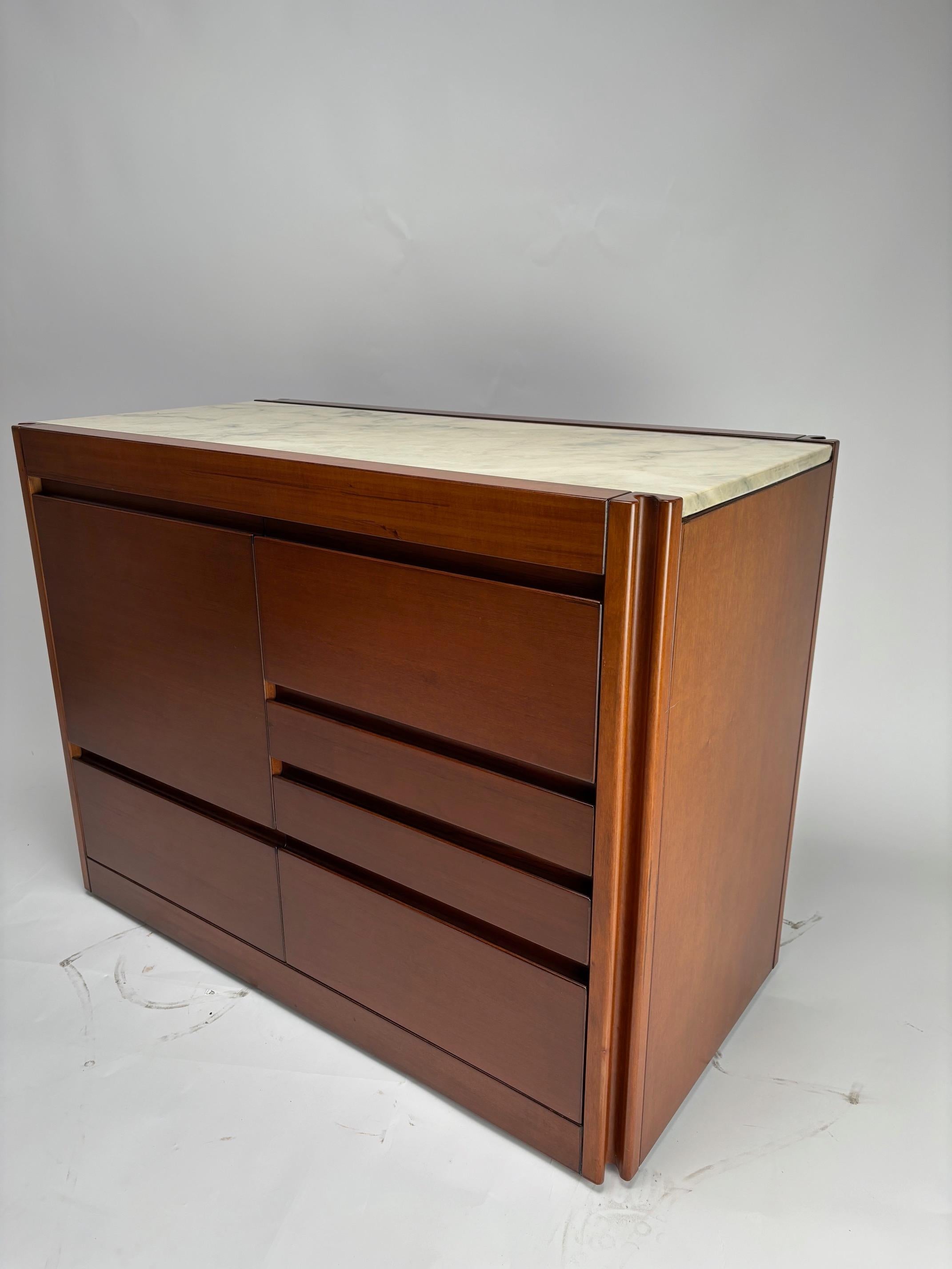 Angelo Mangiarotti, rare and refined Dry Bar / Sideboard in wood and marble made for Molteni.
It is a functional piece of furniture, capable of holding large quantities of bottles, books and glasses and at the same time being very easy to move,
