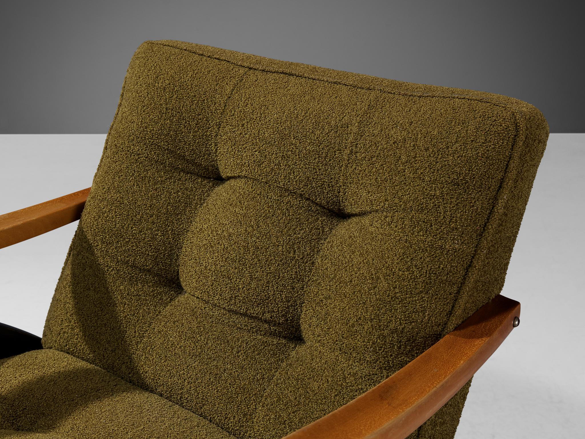 Italian Dynamic Lounge Chair in Olive Green Upholstery  In Good Condition For Sale In Waalwijk, NL
