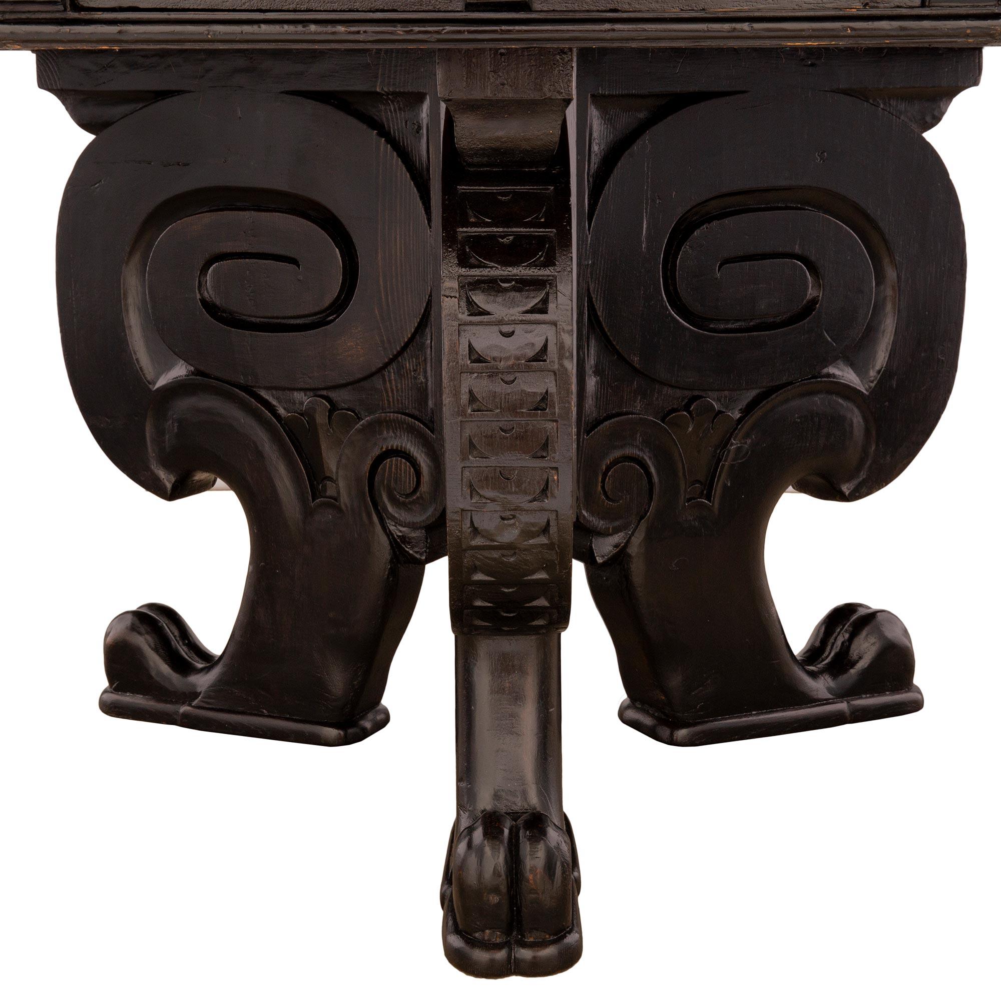 Italian Early 18th Century Baroque Period Octagonal Center Table In Good Condition For Sale In West Palm Beach, FL