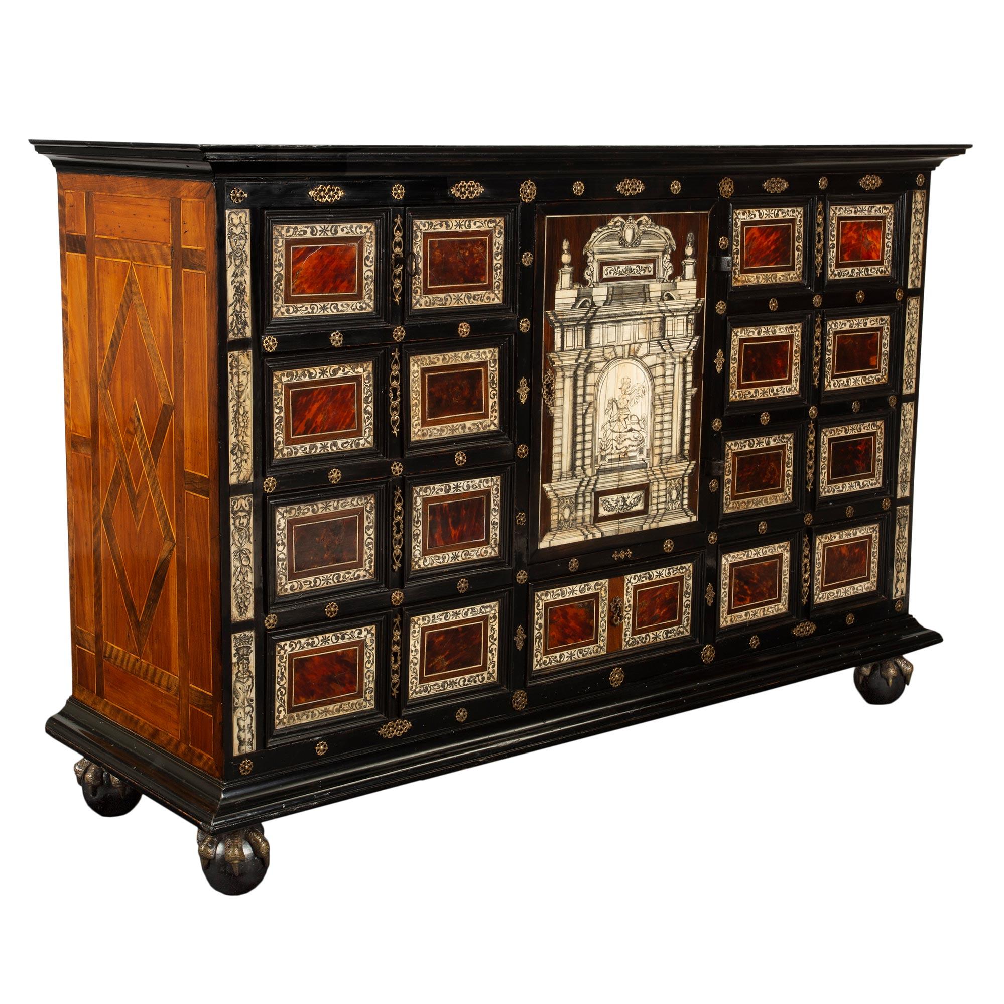 Superbe cabinet de spécimens italien du début du XVIIIe siècle, de style baroque, en bois fruitier ébonisé, en écaille de tortue et en os, à dix tiroirs et une porte. Le meuble est surélevé par des pieds en griffe et en boule sous une bordure