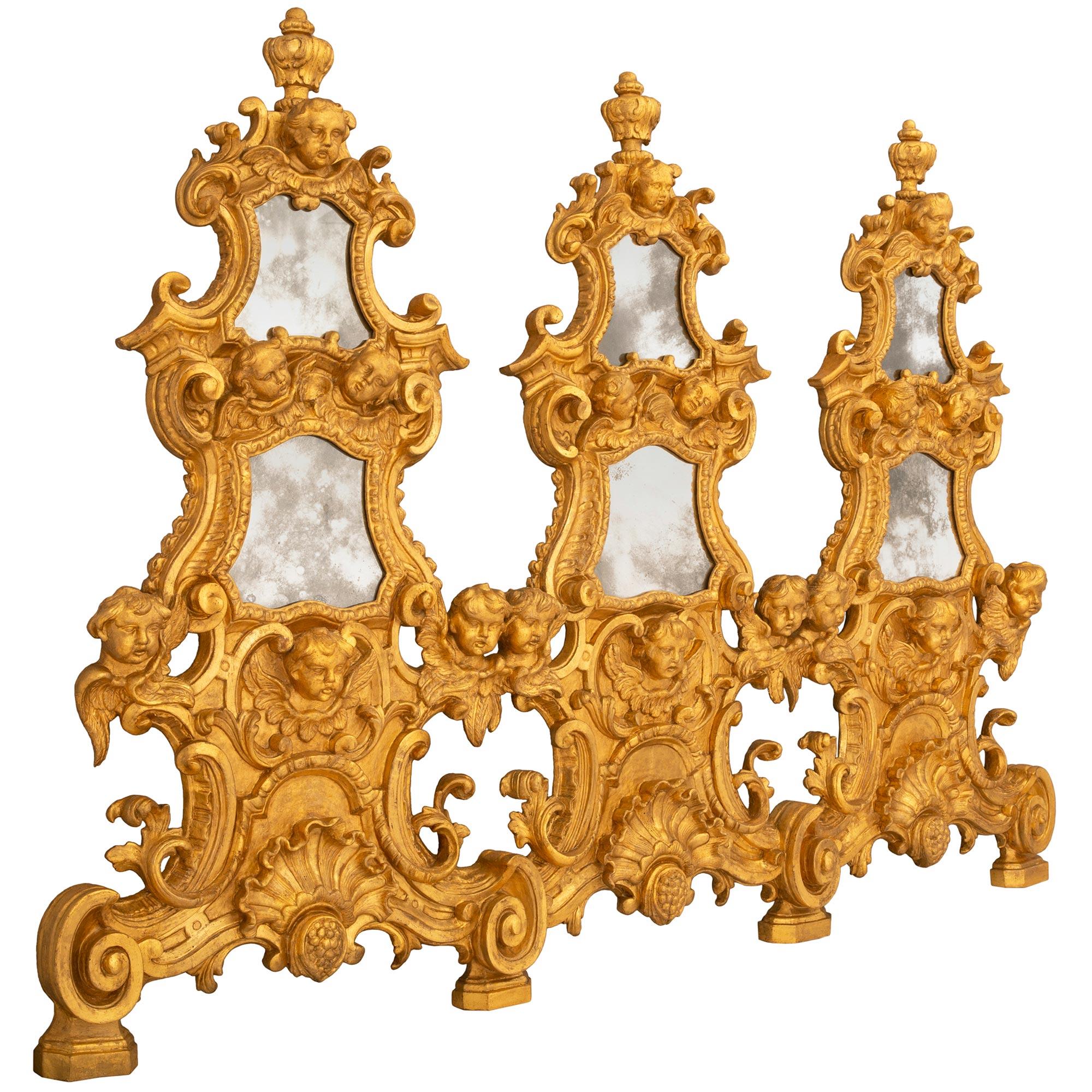 Italian Early 18th Century Baroque St. Giltwood Triple Mirror/Wall Decor In Good Condition For Sale In West Palm Beach, FL