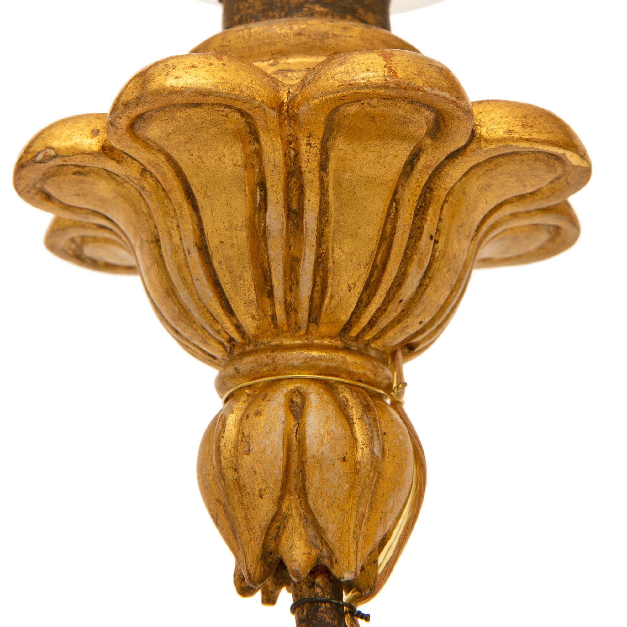 Lustre italien du début du 18e siècle en bois doré et fer forgé en vente 1