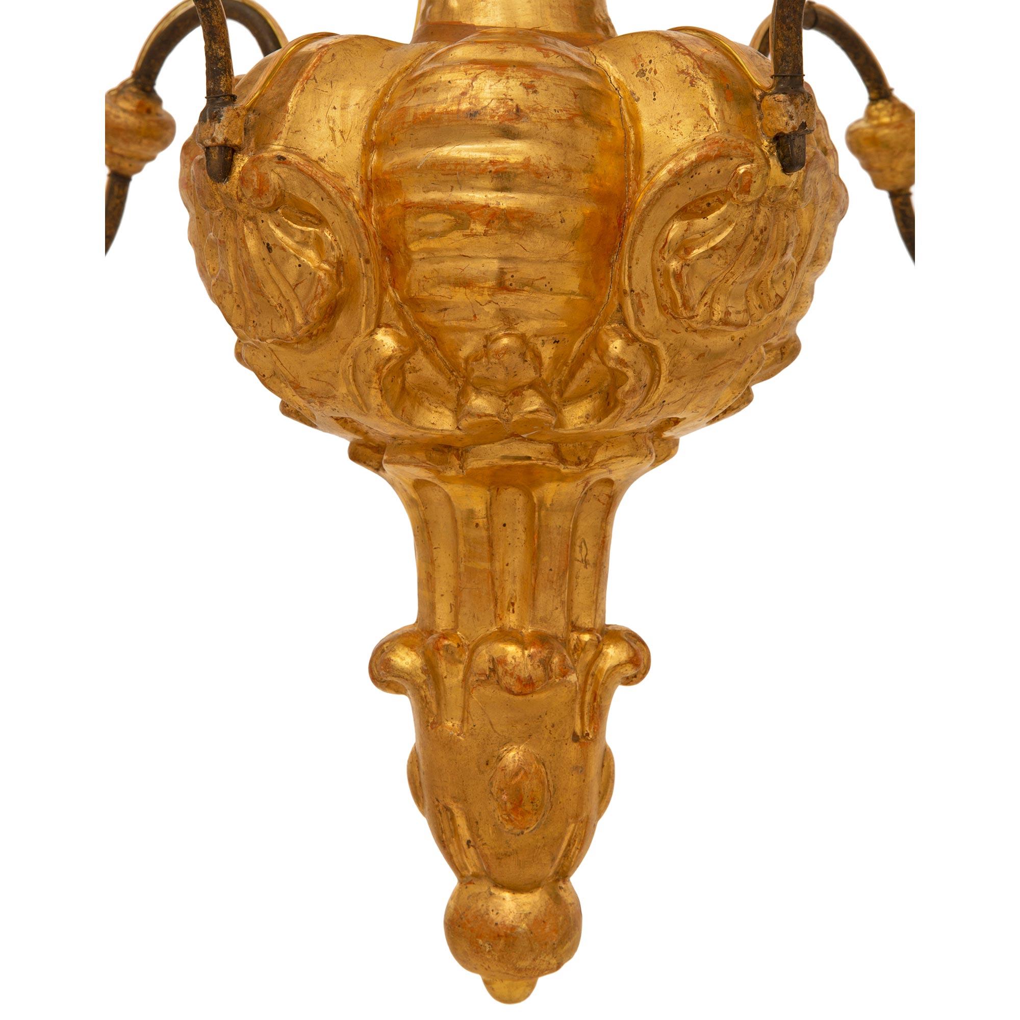 Lustre italien du début du 18e siècle en bois doré et fer forgé en vente 2