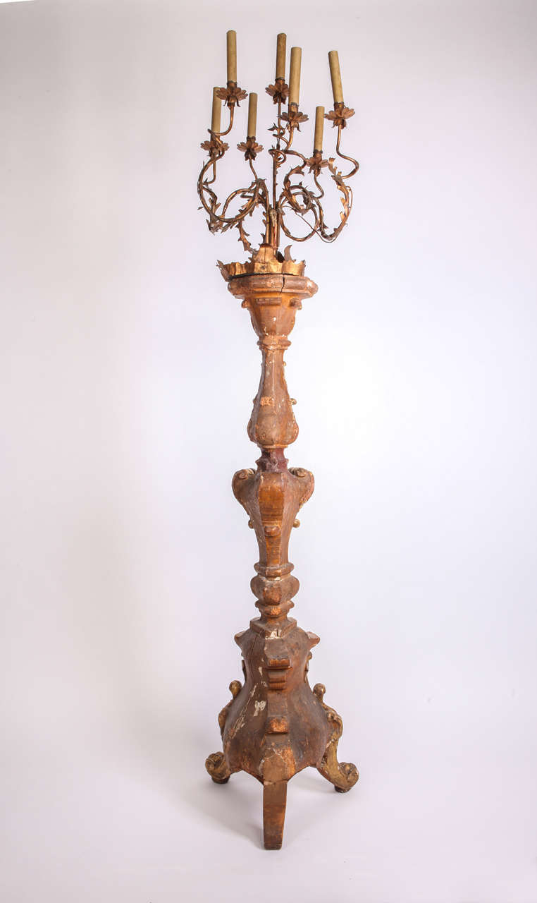 Italienische Fackel oder Stehlampe aus vergoldetem Holz, frühes 18. Jahrhundert, 1720 (17. Jahrhundert) im Angebot