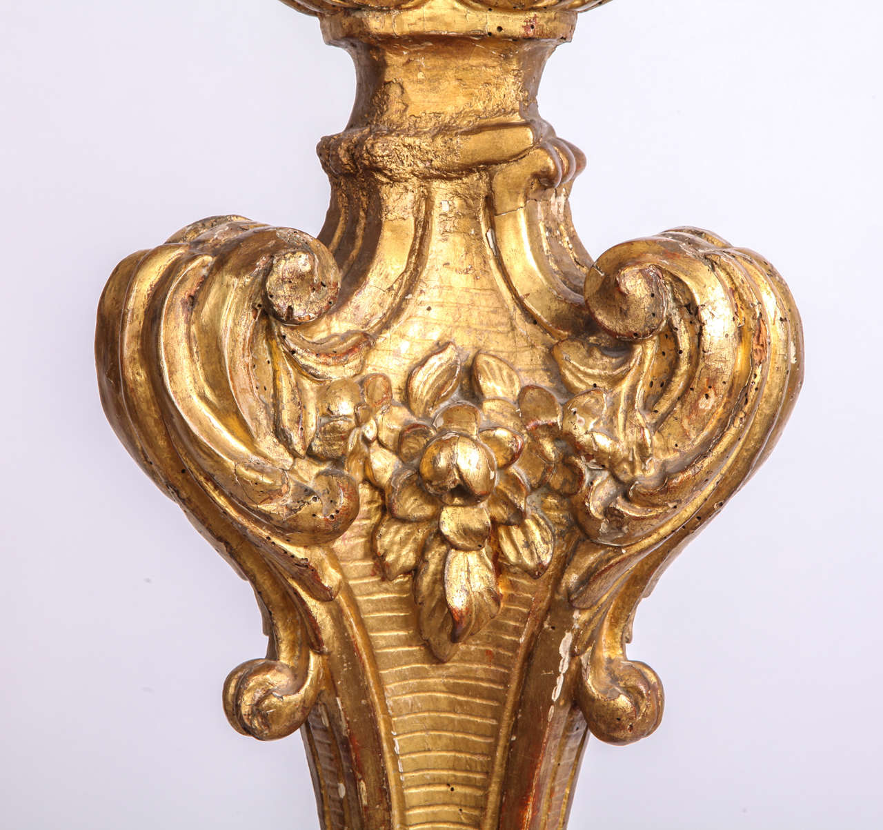 Italienische Fackel oder Stehlampe aus vergoldetem Holz, frühes 18. Jahrhundert, 1720 (Vergoldetes Holz) im Angebot
