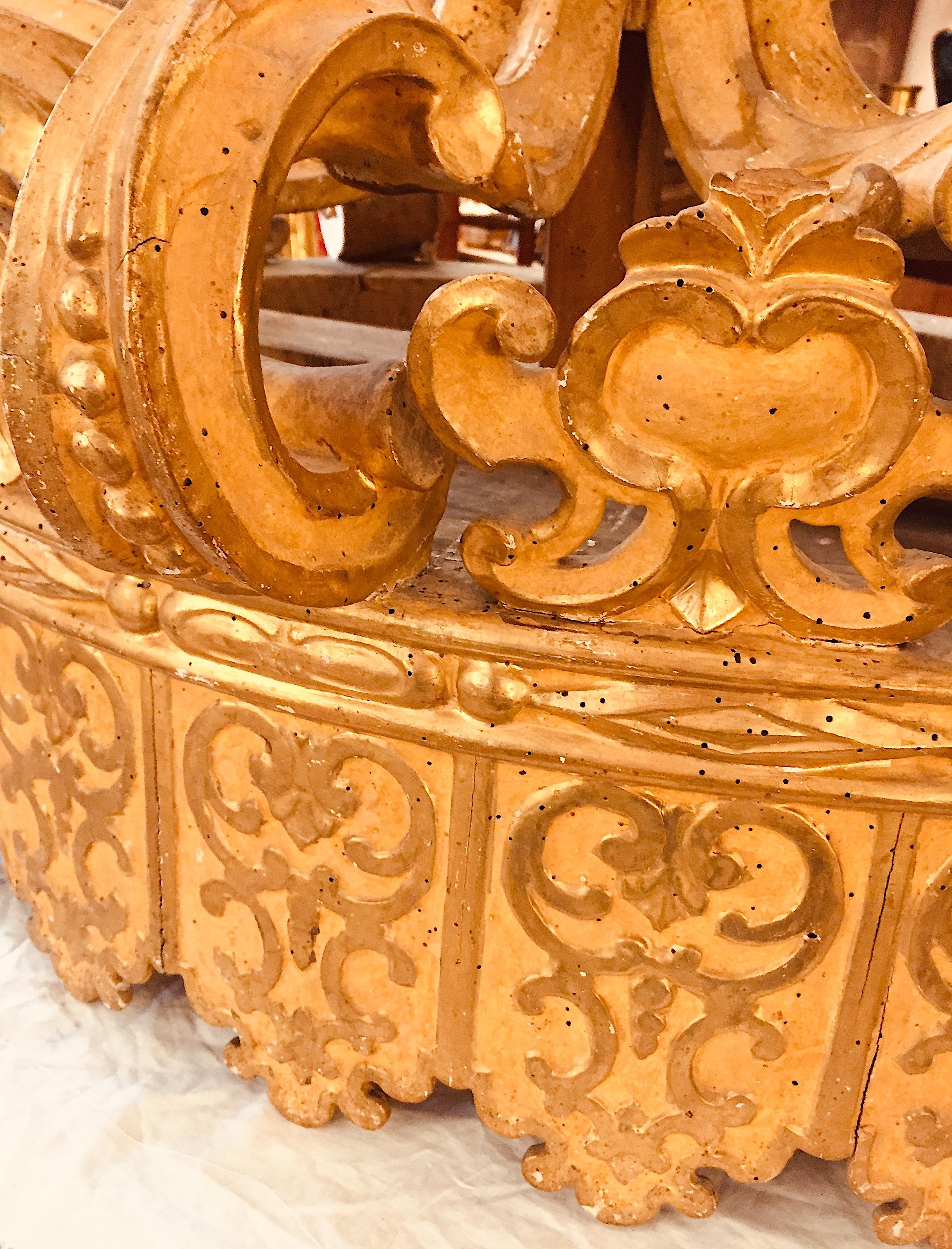 Italian Early 18th Century Louis XIV Giltwood Crown-Shaped Bed Canape 4