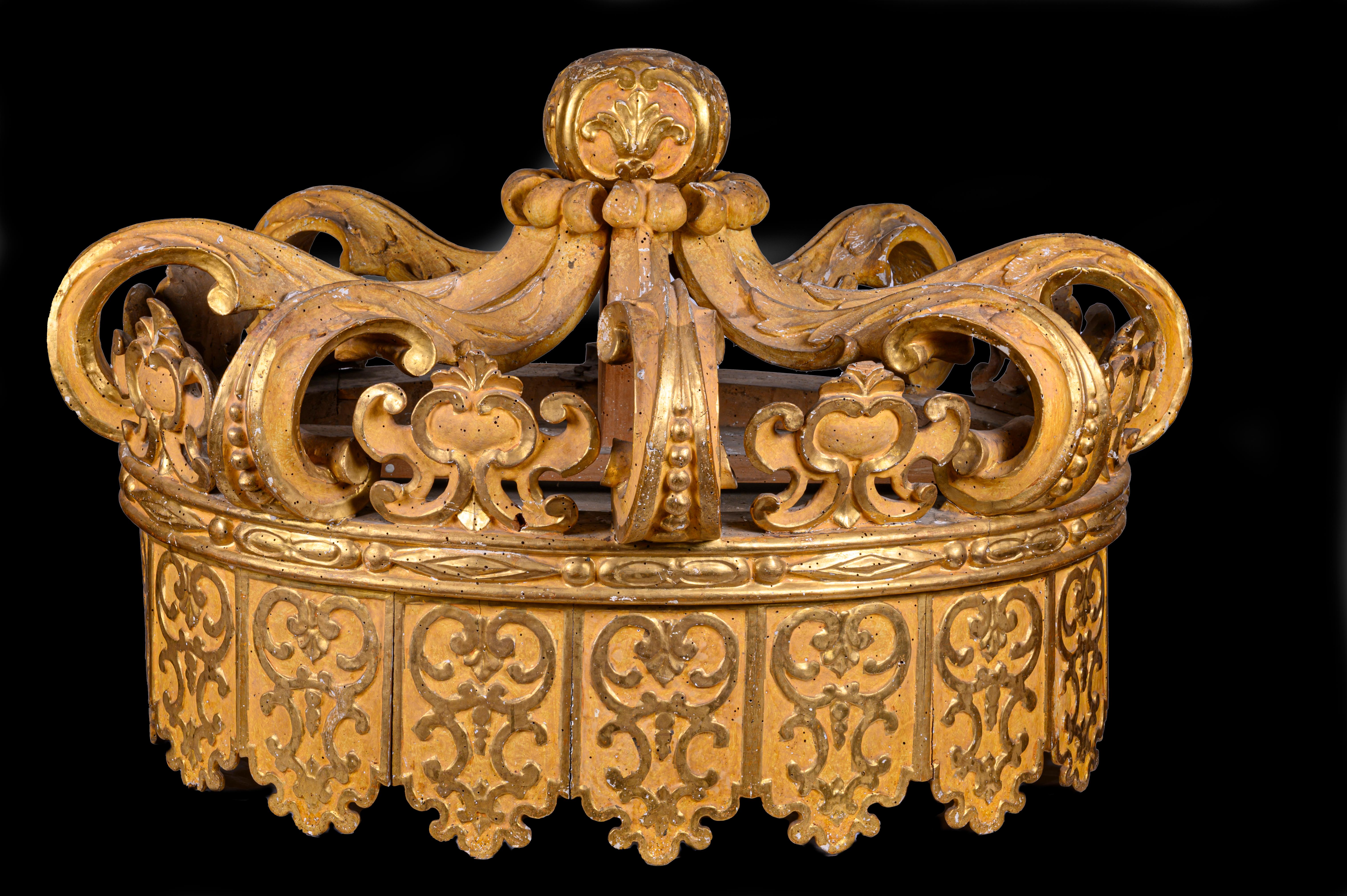 A monumental and rare Italian early 18th century Louis XIV period giltwood bed canape in the shape of an oval crown. This antique, luxury bed throne corona, from which the Baldacchino canopy drape suspends over the bedstead, has an original parcel