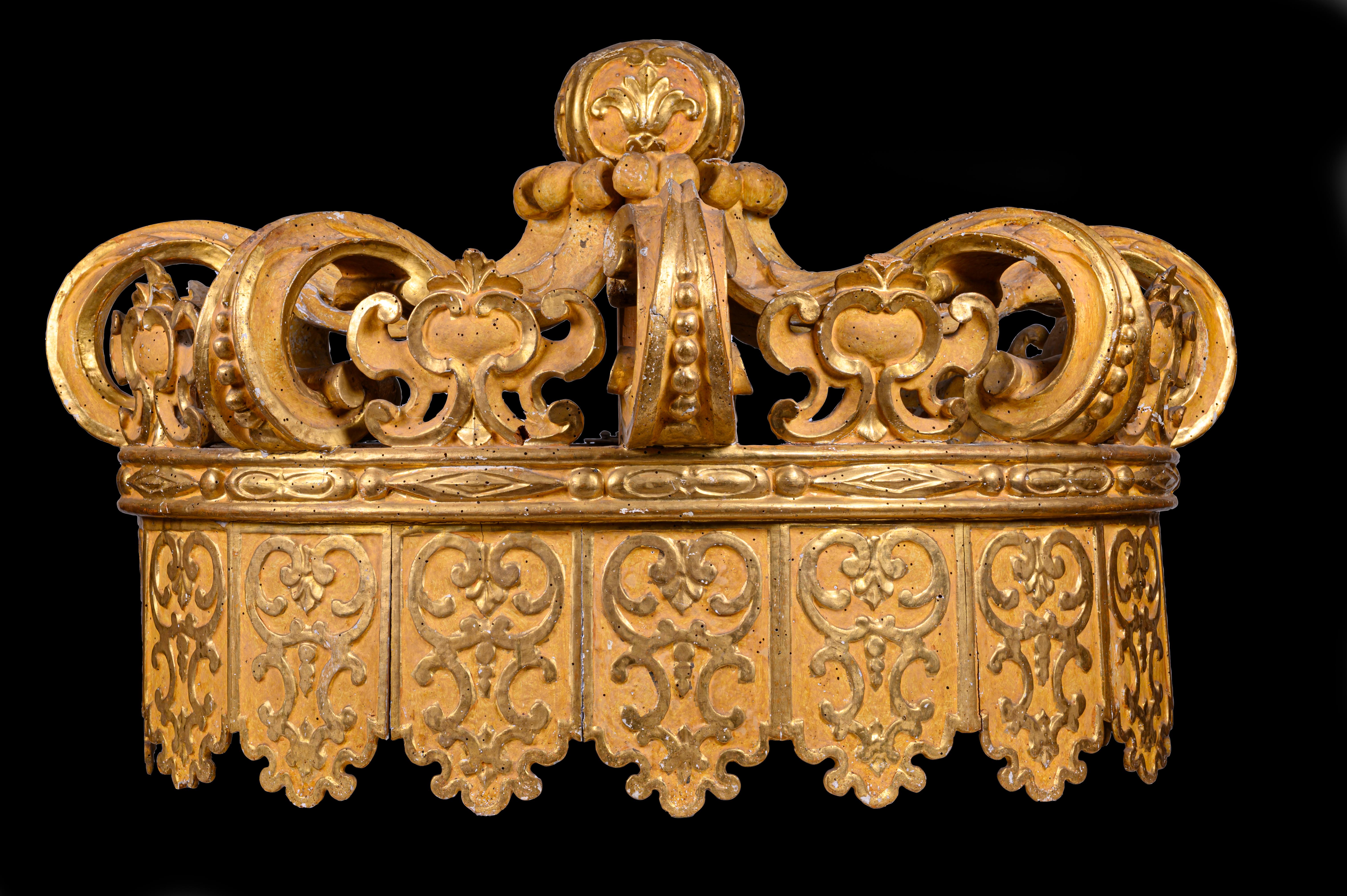 Hand-Carved Italian Early 18th Century Louis XIV Giltwood Crown-Shaped Bed Canape