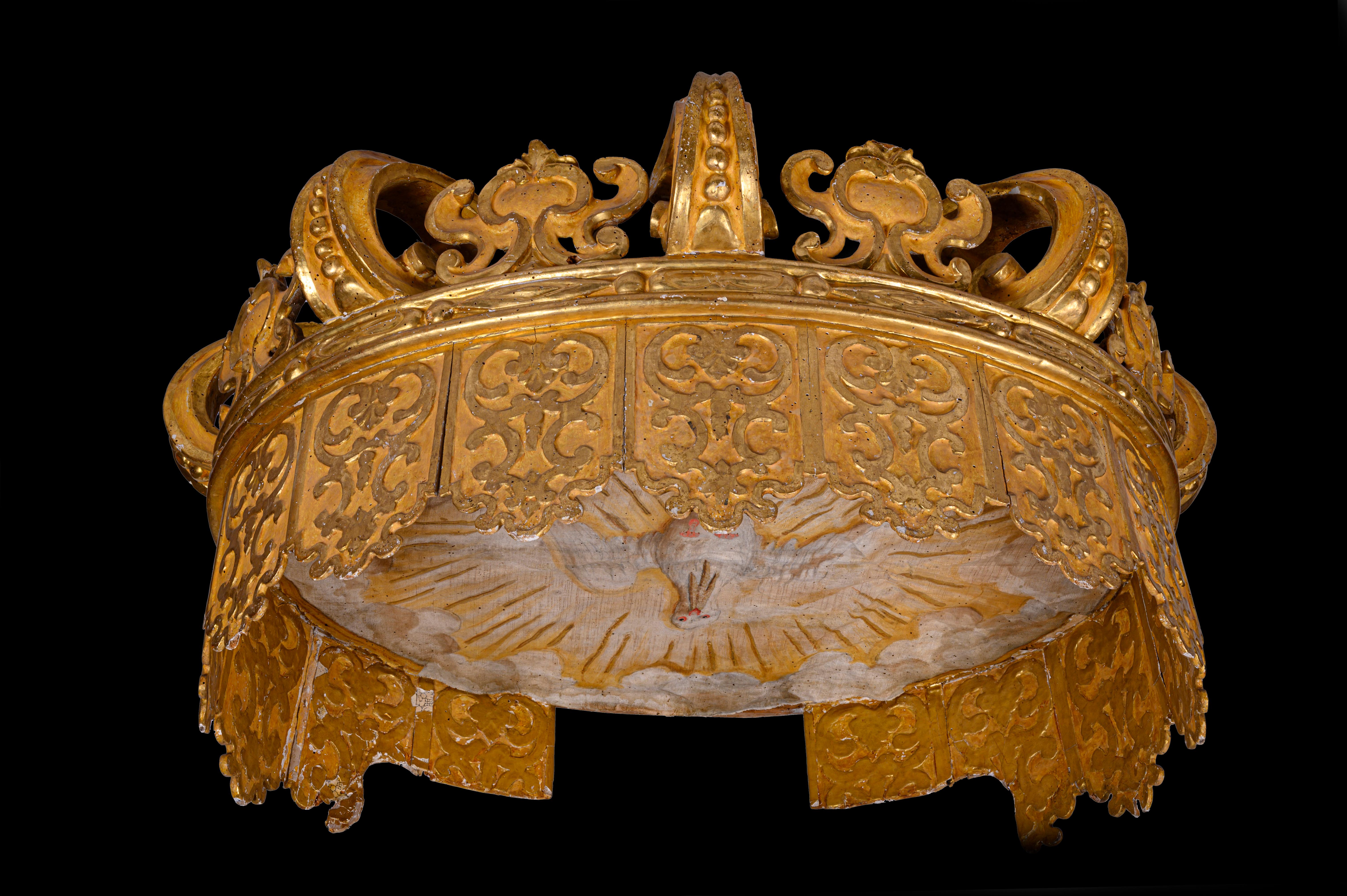 Italian Early 18th Century Louis XIV Giltwood Crown-Shaped Bed Canape In Good Condition In Milan, IT