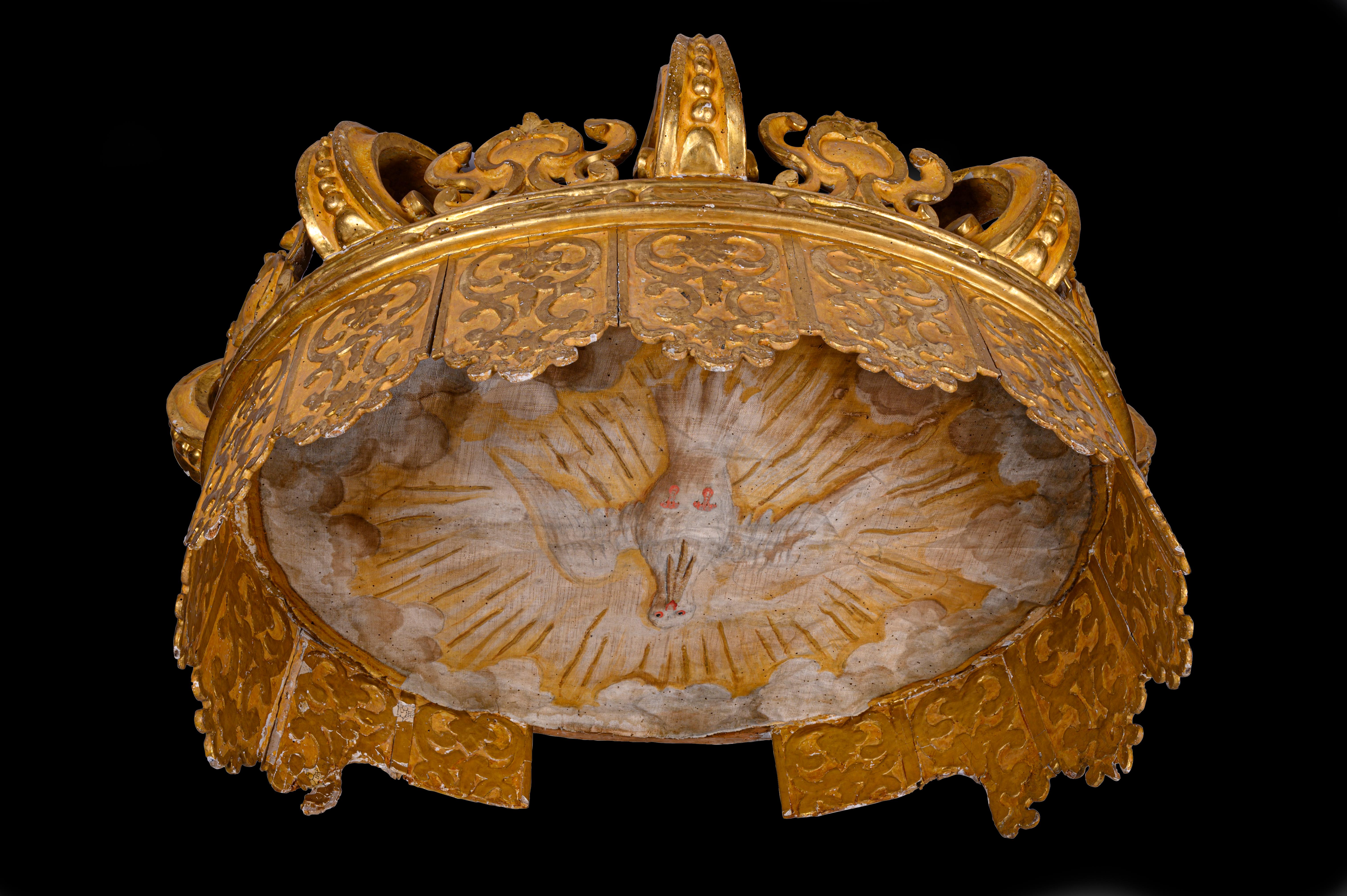 Wood Italian Early 18th Century Louis XIV Giltwood Crown-Shaped Bed Canape