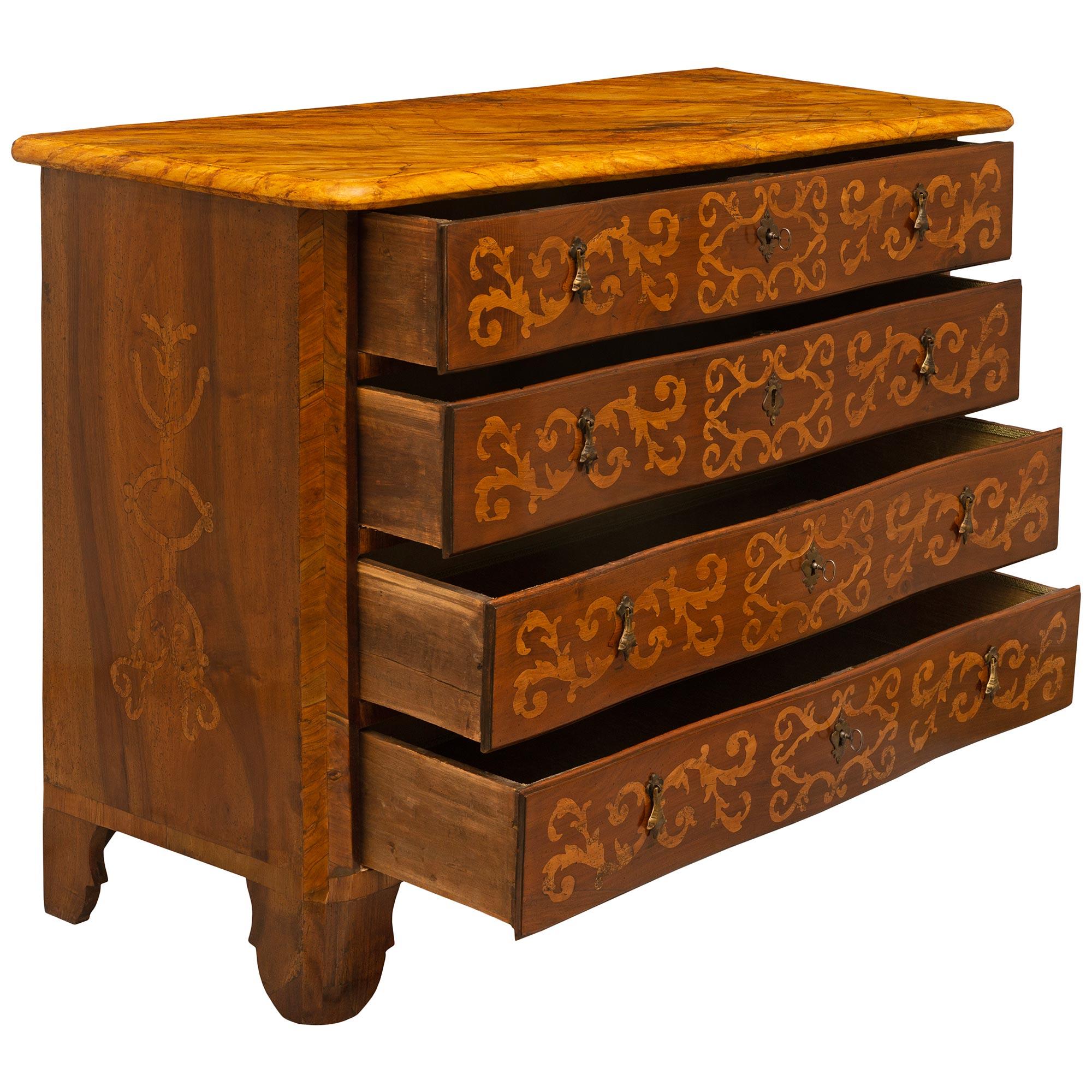 Italian Early 18th Century Louis XIV Period Four-Drawer Walnut Chest In Good Condition For Sale In West Palm Beach, FL